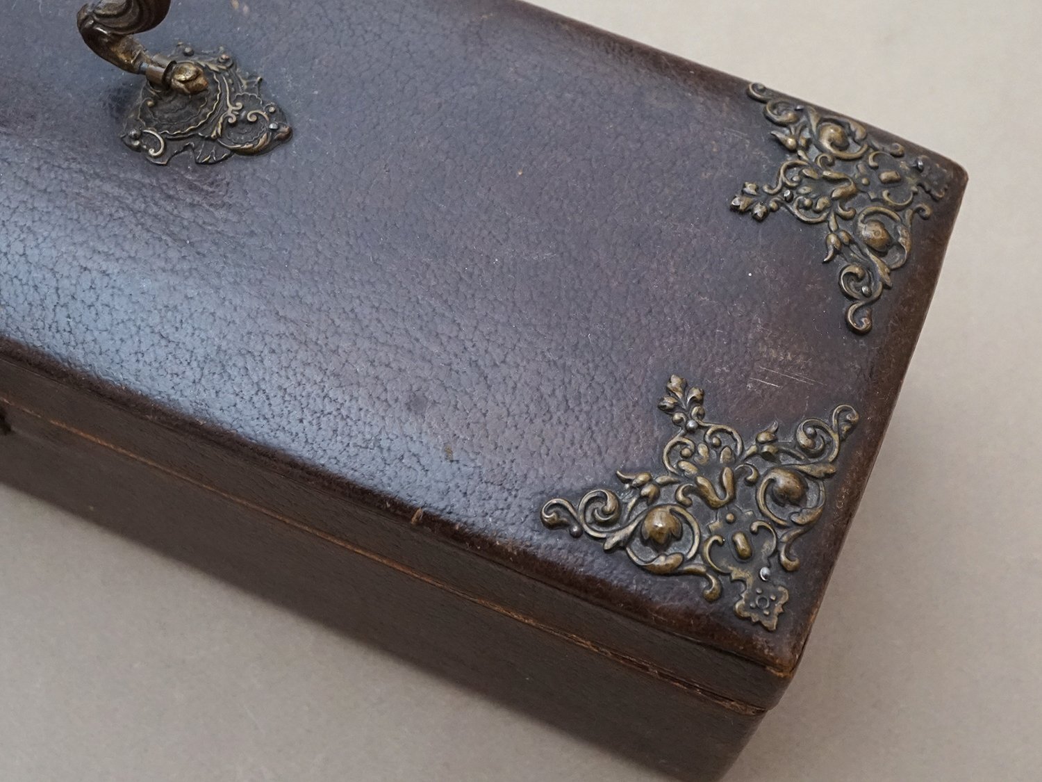 画像6: アンティーク 本革製 グローブボックス ゴールドのシルククッション ダークブラウン 鍵付き ロカイユ装飾 (6)