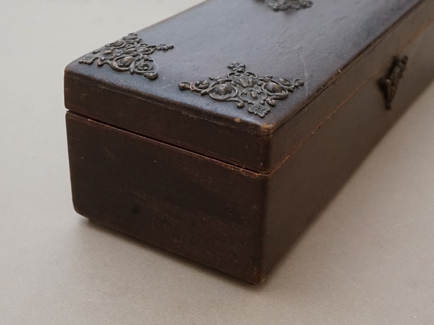 画像11: アンティーク 本革製 グローブボックス ゴールドのシルククッション ダークブラウン 鍵付き ロカイユ装飾 (11)