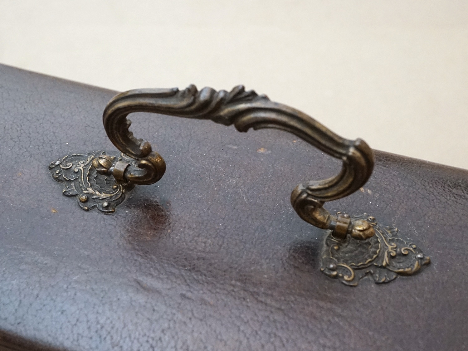 画像4: アンティーク 本革製 グローブボックス ゴールドのシルククッション ダークブラウン 鍵付き ロカイユ装飾 (4)