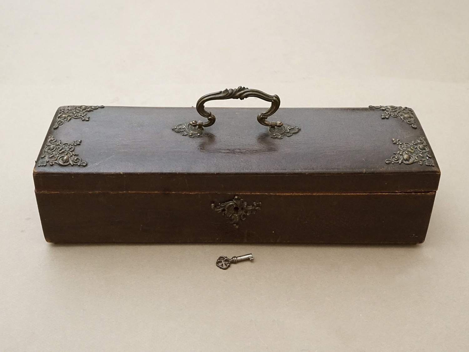 画像2: アンティーク 本革製 グローブボックス ゴールドのシルククッション ダークブラウン 鍵付き ロカイユ装飾 (2)