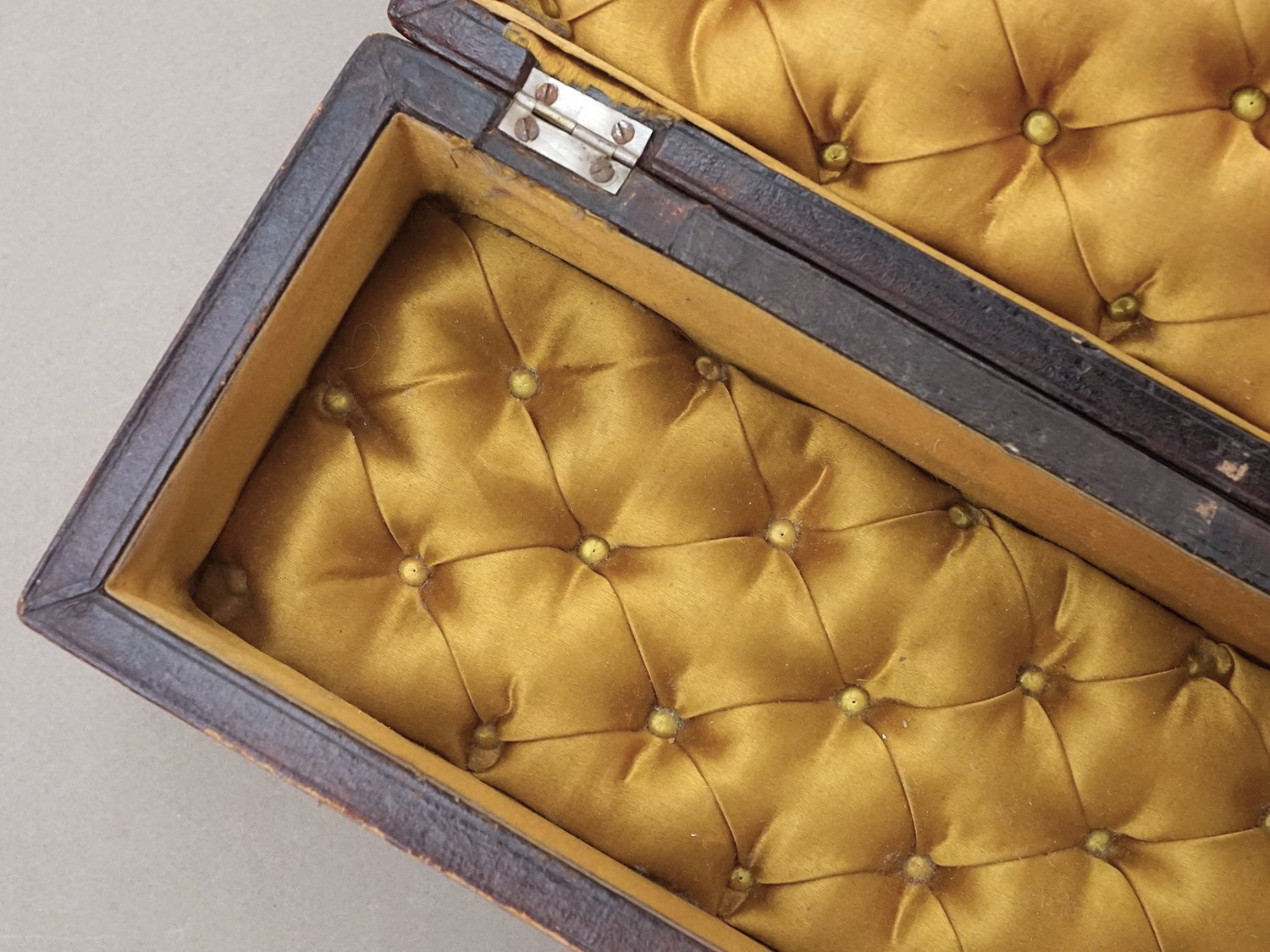 画像15: アンティーク 本革製 グローブボックス ゴールドのシルククッション ダークブラウン 鍵付き ロカイユ装飾 (15)