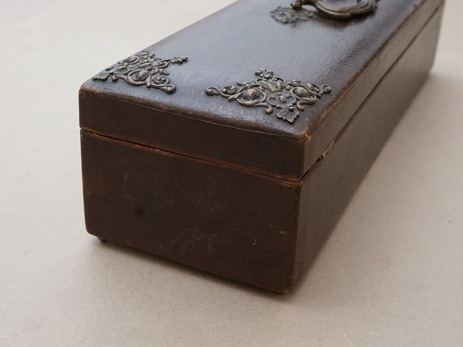 画像10: アンティーク 本革製 グローブボックス ゴールドのシルククッション ダークブラウン 鍵付き ロカイユ装飾 (10)