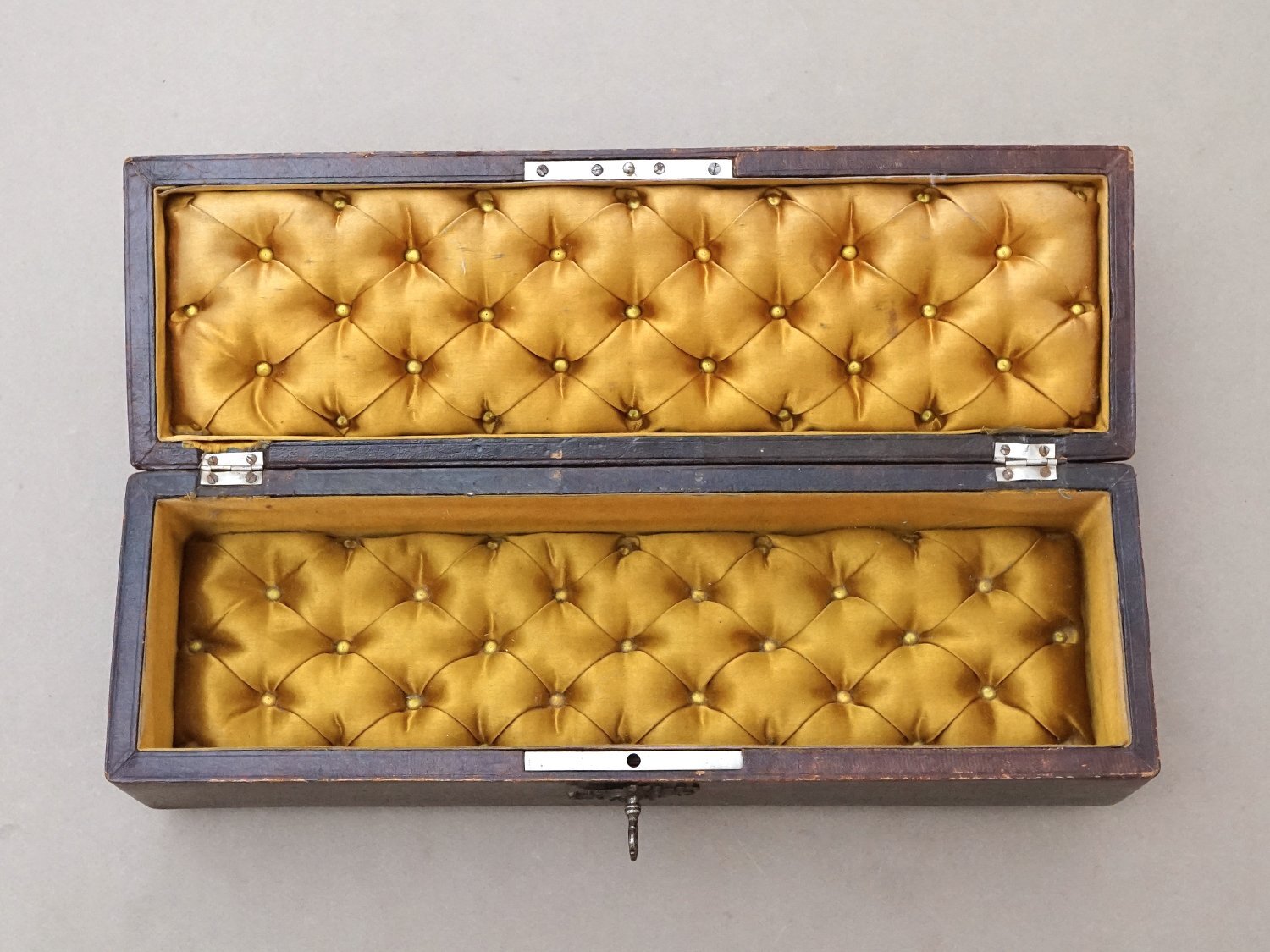 画像12: アンティーク 本革製 グローブボックス ゴールドのシルククッション ダークブラウン 鍵付き ロカイユ装飾 (12)