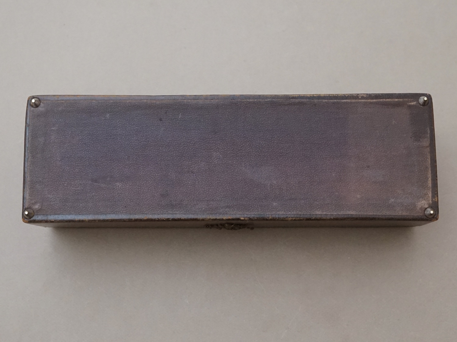 画像7: アンティーク 本革製 グローブボックス ゴールドのシルククッション ダークブラウン 鍵付き ロカイユ装飾 (7)