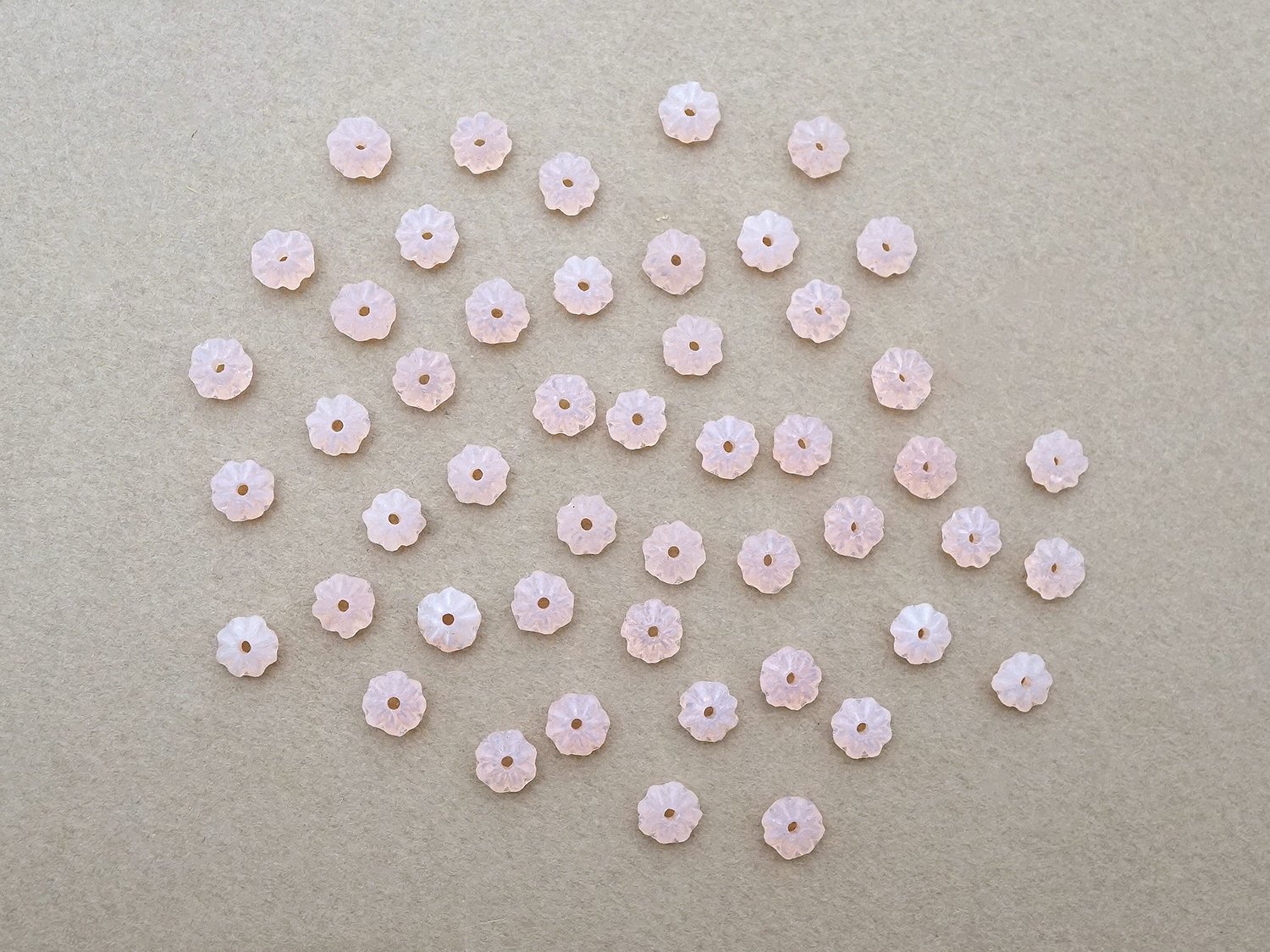 画像2: アンティーク ガラス製 ビーズ 花型 ピンクオパール色 6mm 約50ピースのセット (2)
