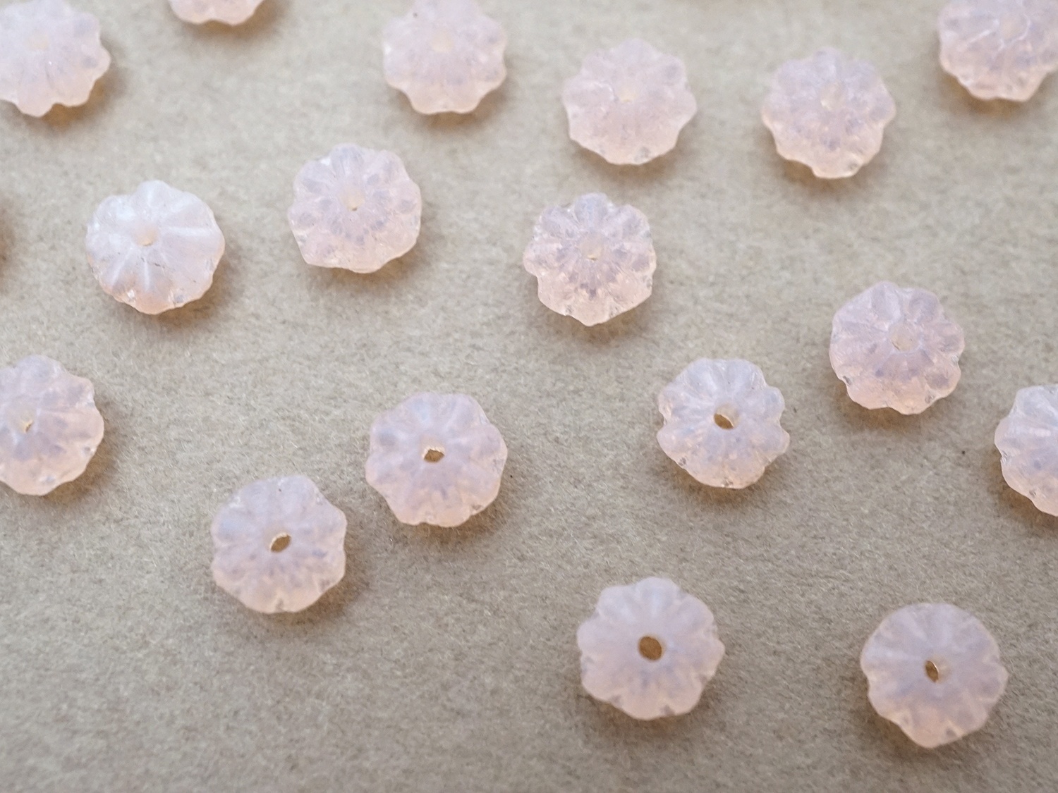 画像5: アンティーク ガラス製 ビーズ 花型 ピンクオパール色 6mm 約50ピースのセット (5)