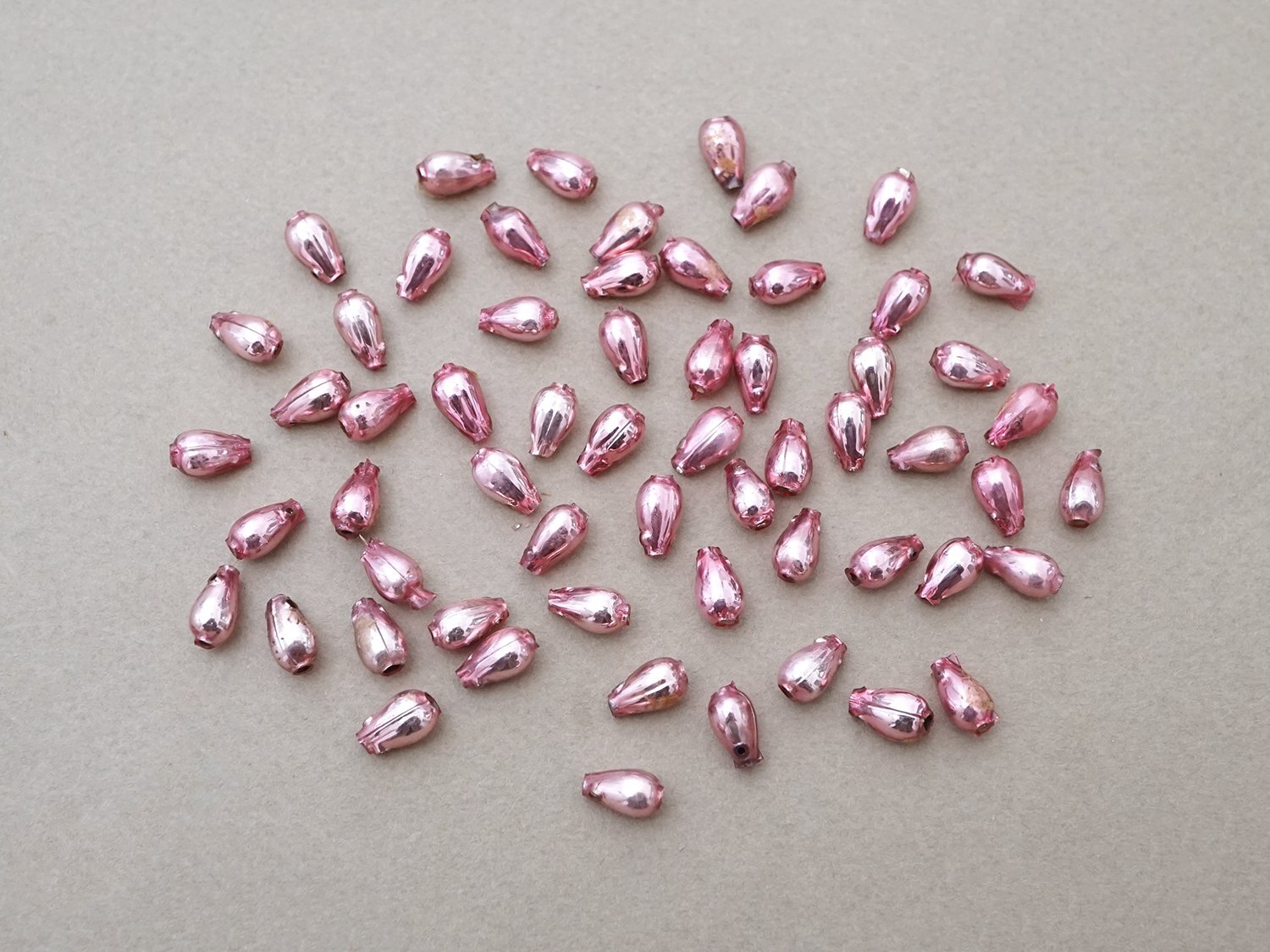 画像2: アンティーク スフレビーズ 4つ穴 ドロップ型 60ピースのセット 5.5×9.5mm ピンク (2)