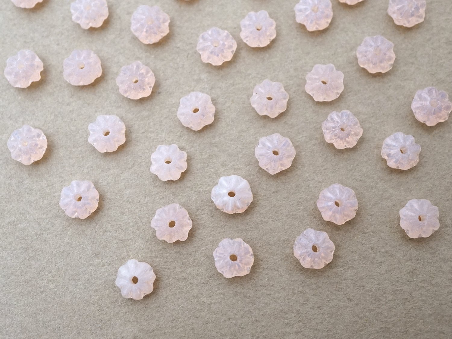 画像3: アンティーク ガラス製 ビーズ 花型 ピンクオパール色 6mm 約50ピースのセット (3)