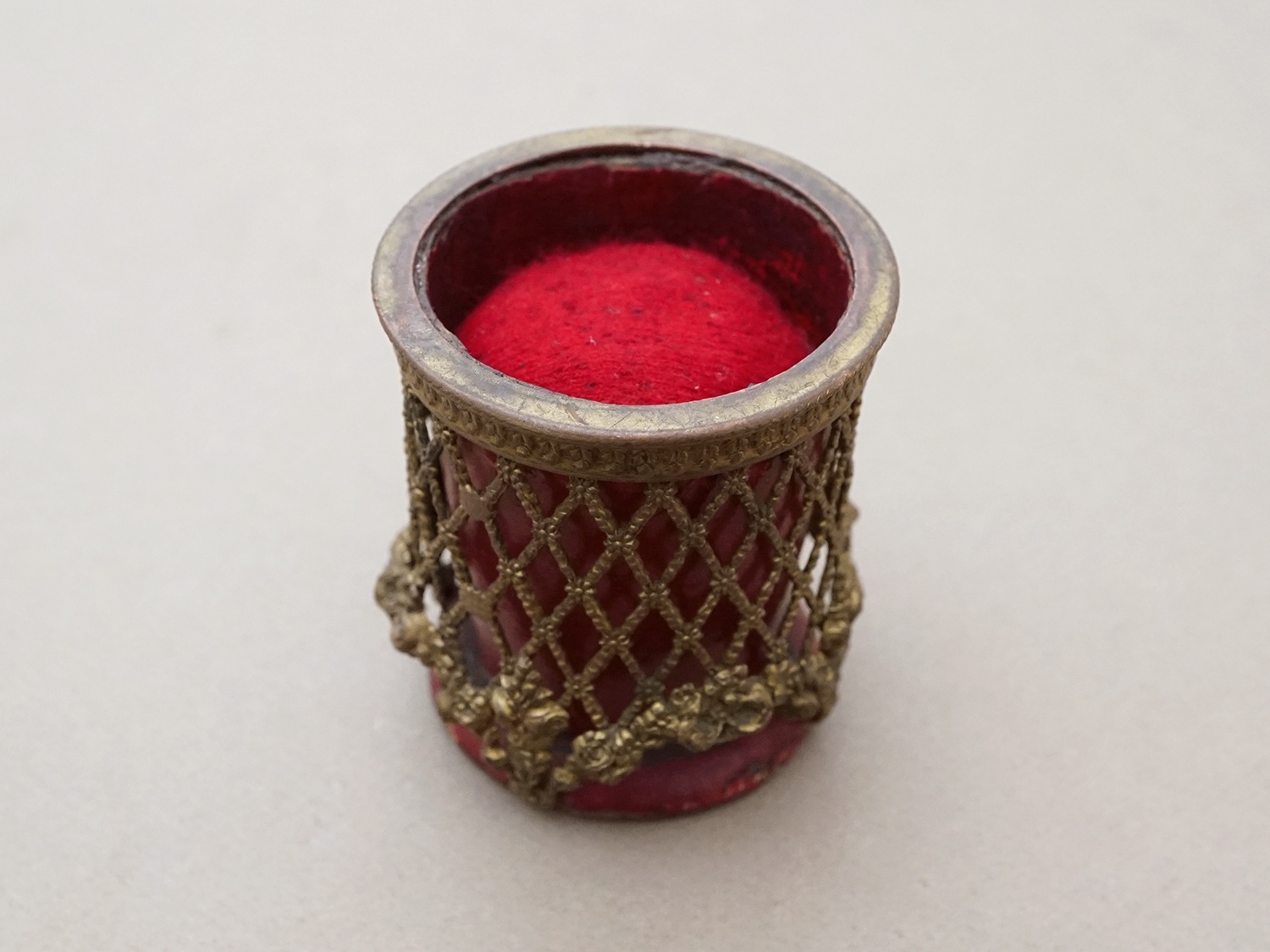 画像2: 19世紀 ナポレオン3世時代 アンティーク ピンクッション 薔薇のガーランド (2)