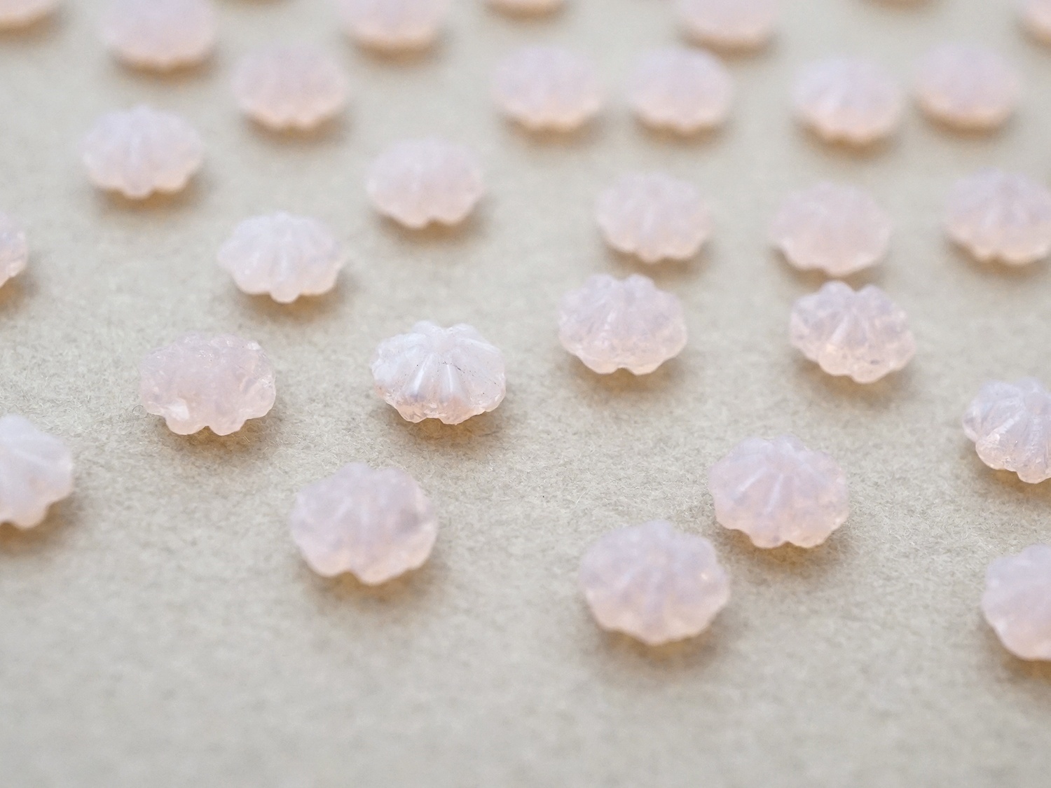 画像6: アンティーク ガラス製 ビーズ 花型 ピンクオパール色 6mm 約50ピースのセット (6)