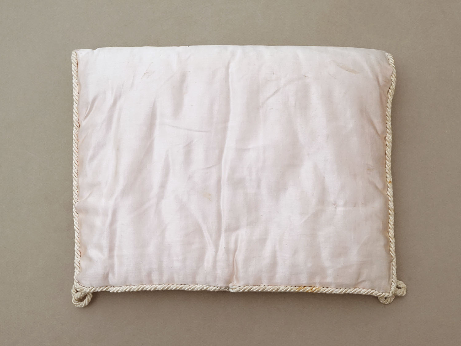 画像5: アンティーク シルク製 ポシェット リボン刺繍 ハンキーケース  (5)