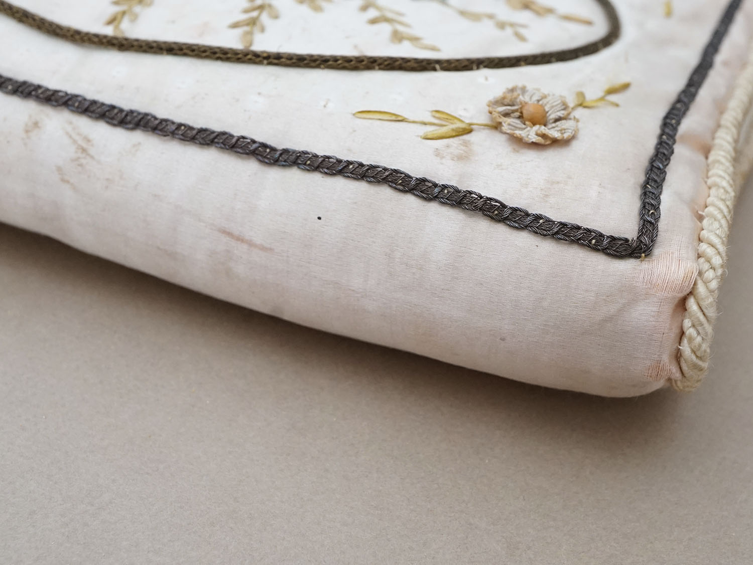 画像11: アンティーク シルク製 ポシェット リボン刺繍 ハンキーケース  (11)