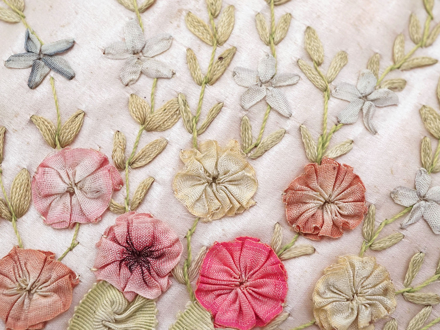 画像3: アンティーク シルク製 ポシェット リボン刺繍 ハンキーケース  (3)