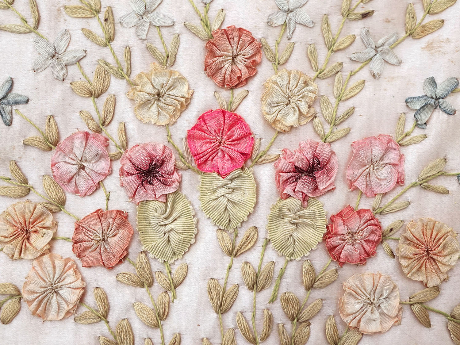 画像2: アンティーク シルク製 ポシェット リボン刺繍 ハンキーケース  (2)