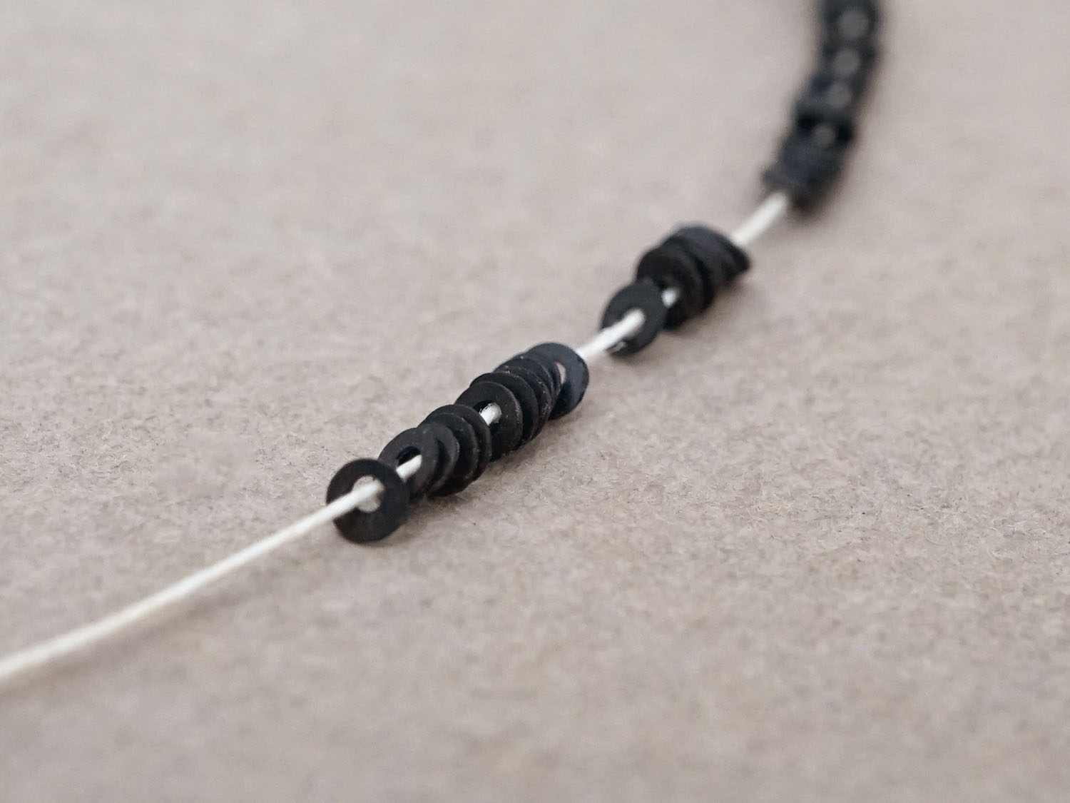 画像2: アンティーク ゼラチン製 スパンコール 極小 1.5mm 黒 (2)