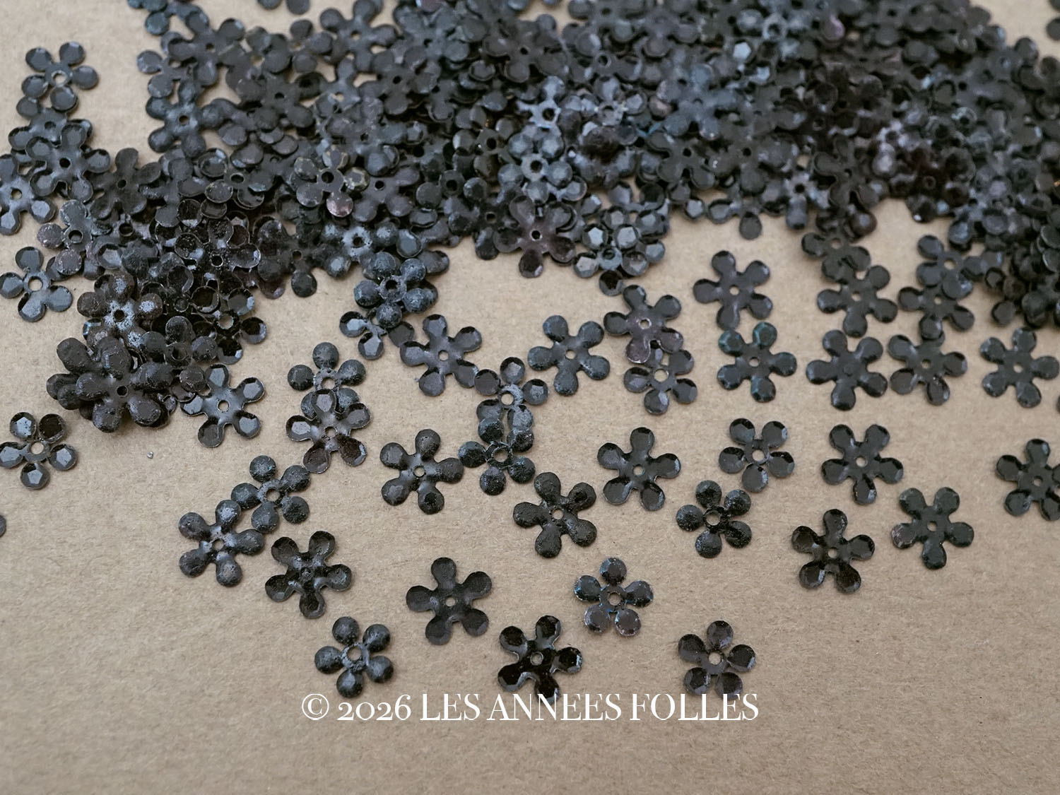 画像1: 19世紀末 アンティーク メタル製 極小 6mm 花型 スパンコール 黒 約300ピースのセット  (1)