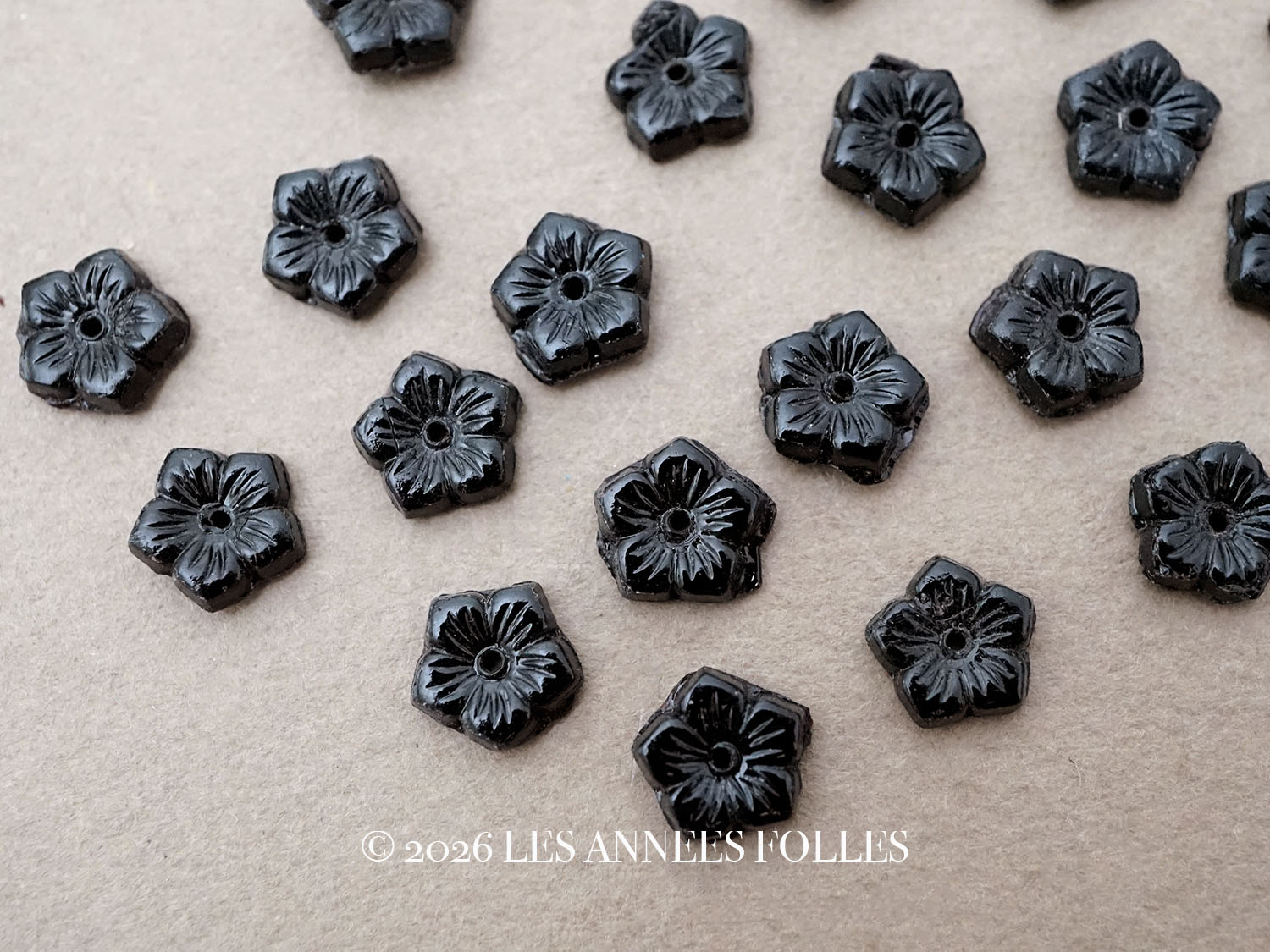 画像1: アンティーク ガラス製 ビーズ 花型 黒 8mm 約20ピースのセット (1)