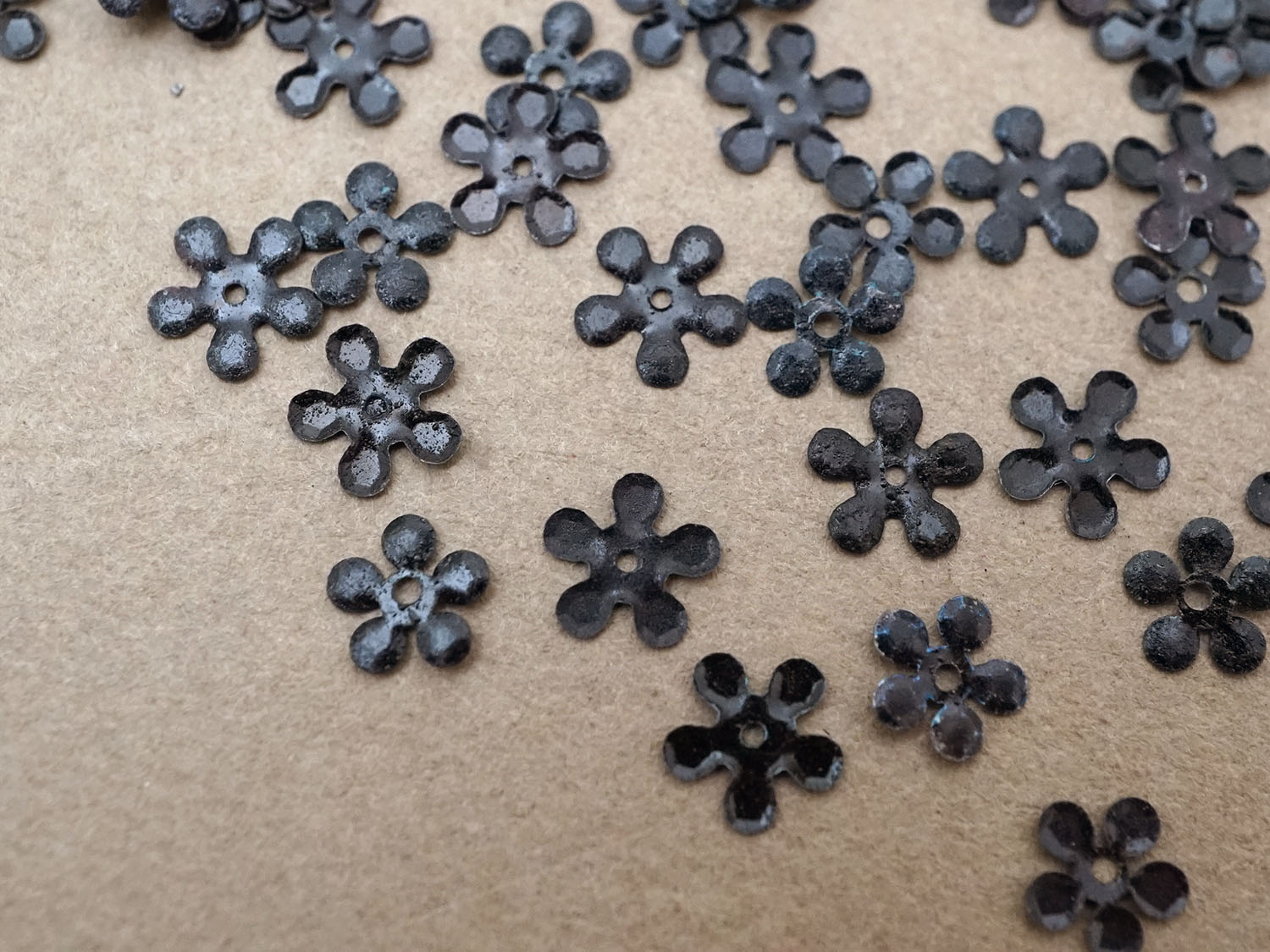 画像3: 19世紀末 アンティーク メタル製 極小 6mm 花型 スパンコール 黒 約300ピースのセット  (3)