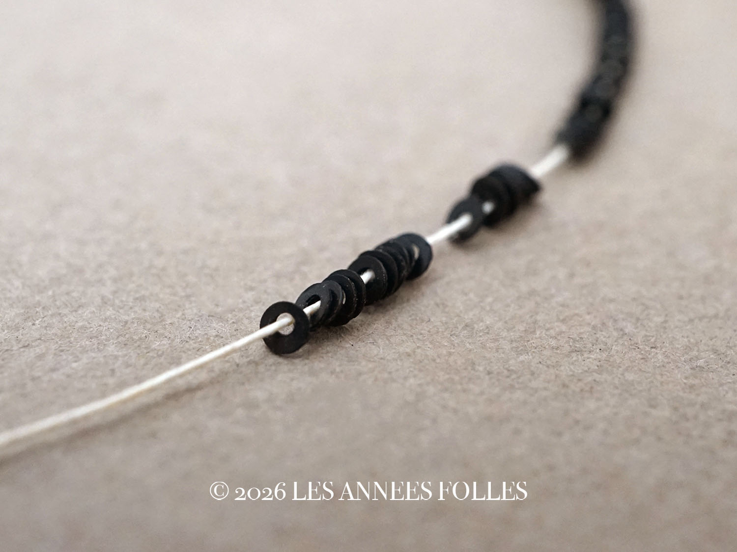 画像1: アンティーク ゼラチン製 スパンコール 極小 1.5mm 黒 (1)