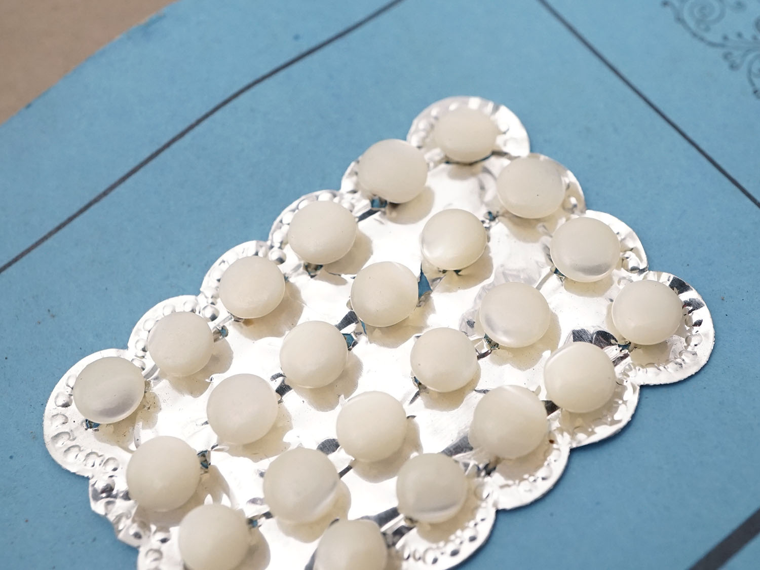 画像2: アンティーク マザーオブパール製 極小 ボタン 5mm パールホワイト 24ピース シェルボタン (2)