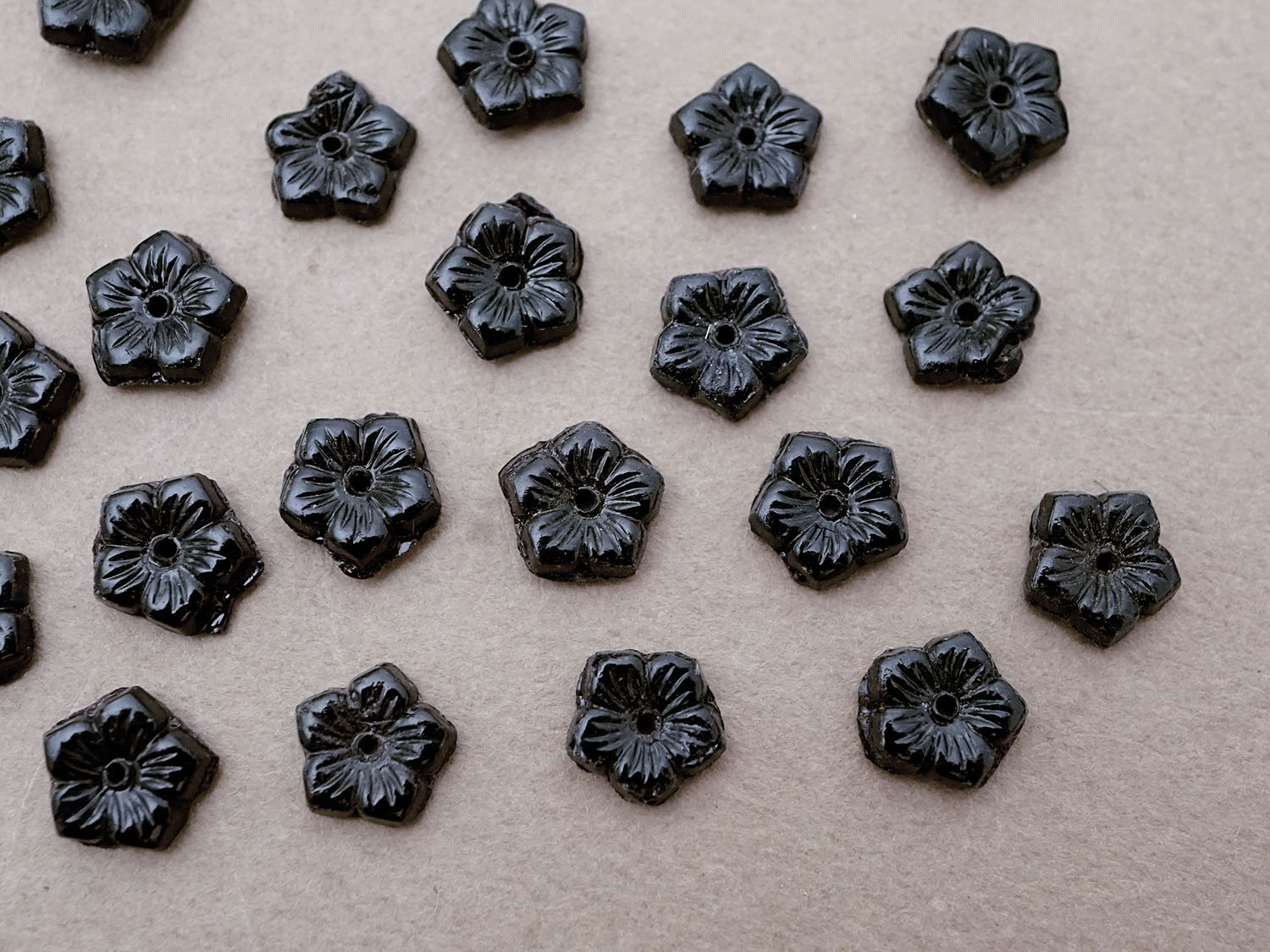 画像4: アンティーク ガラス製 ビーズ 花型 黒 8mm 約20ピースのセット (4)