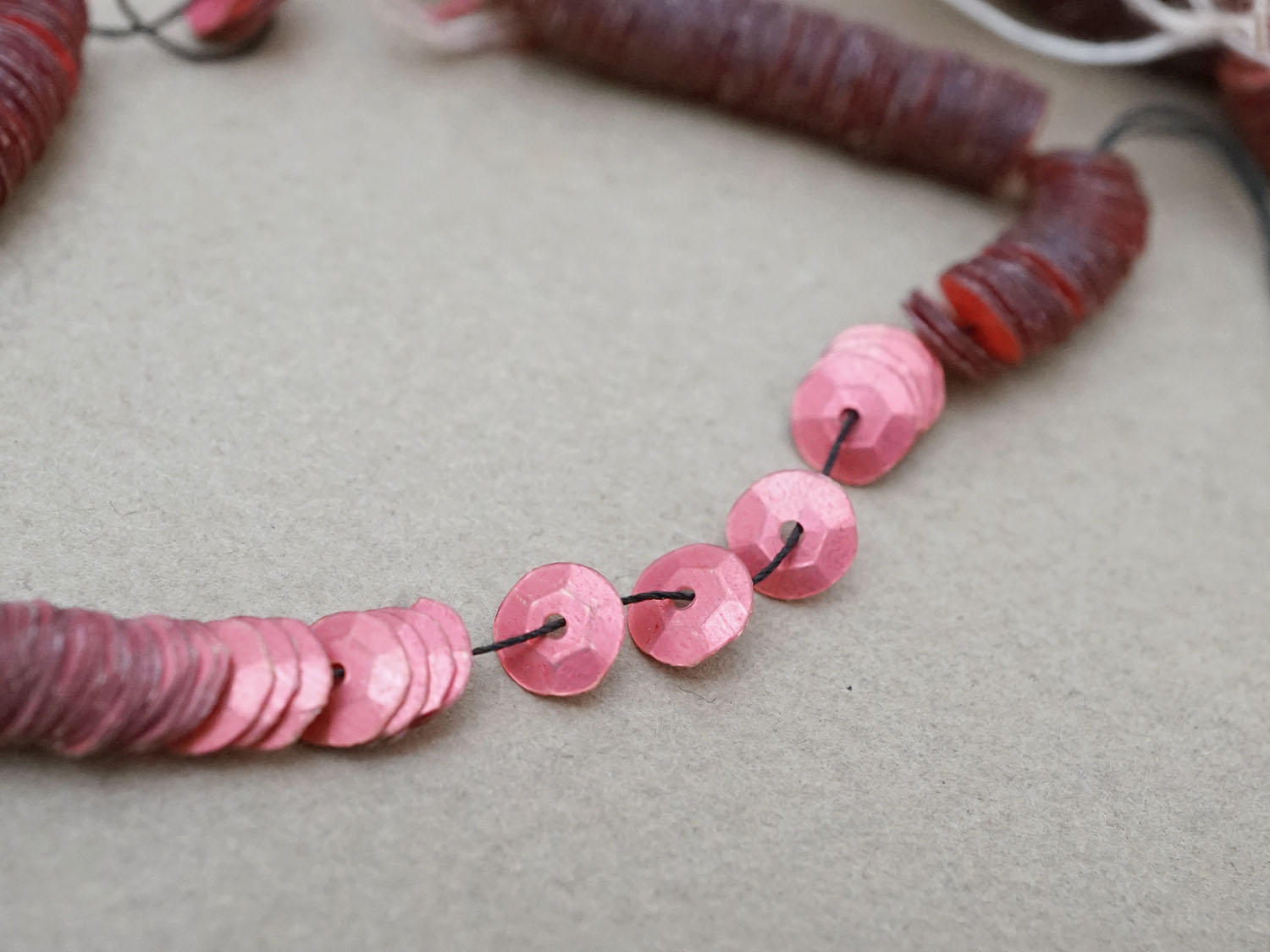 画像2: アンティーク ゼラチン製 スパンコール ピンク 5mm (2)