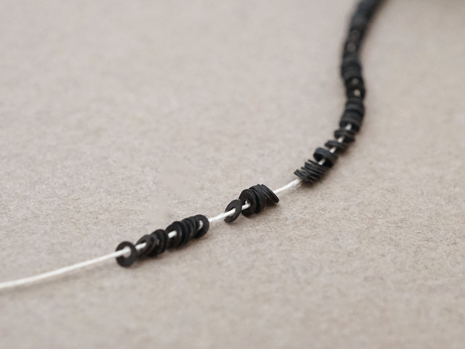 画像3: アンティーク ゼラチン製 スパンコール 極小 1.5mm 黒 (3)