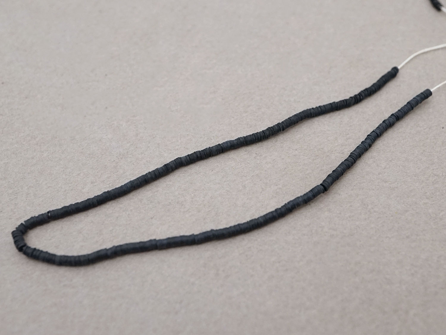 画像4: アンティーク ゼラチン製 スパンコール 極小 1.5mm 黒 (4)