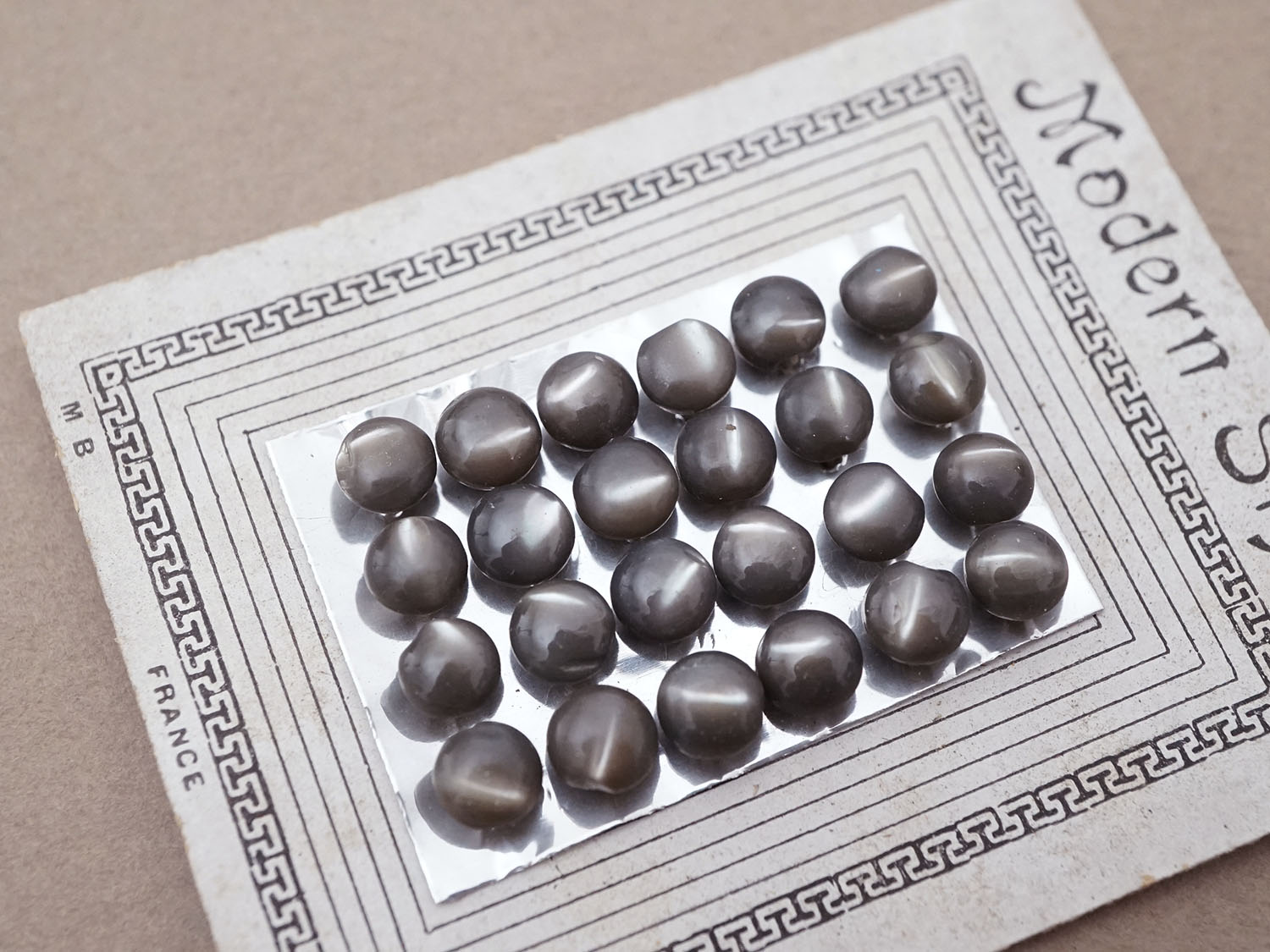 画像2: アンティーク マザーオブパール製 極小 ボタン 5mm 24ピース チャコールグレー シェルボタン (2)