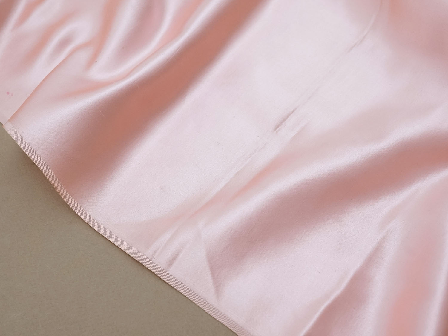 画像3: 19世紀末 アンティーク シルクサテン ファブリック ベビーピンク 生地 53×99cm (3)