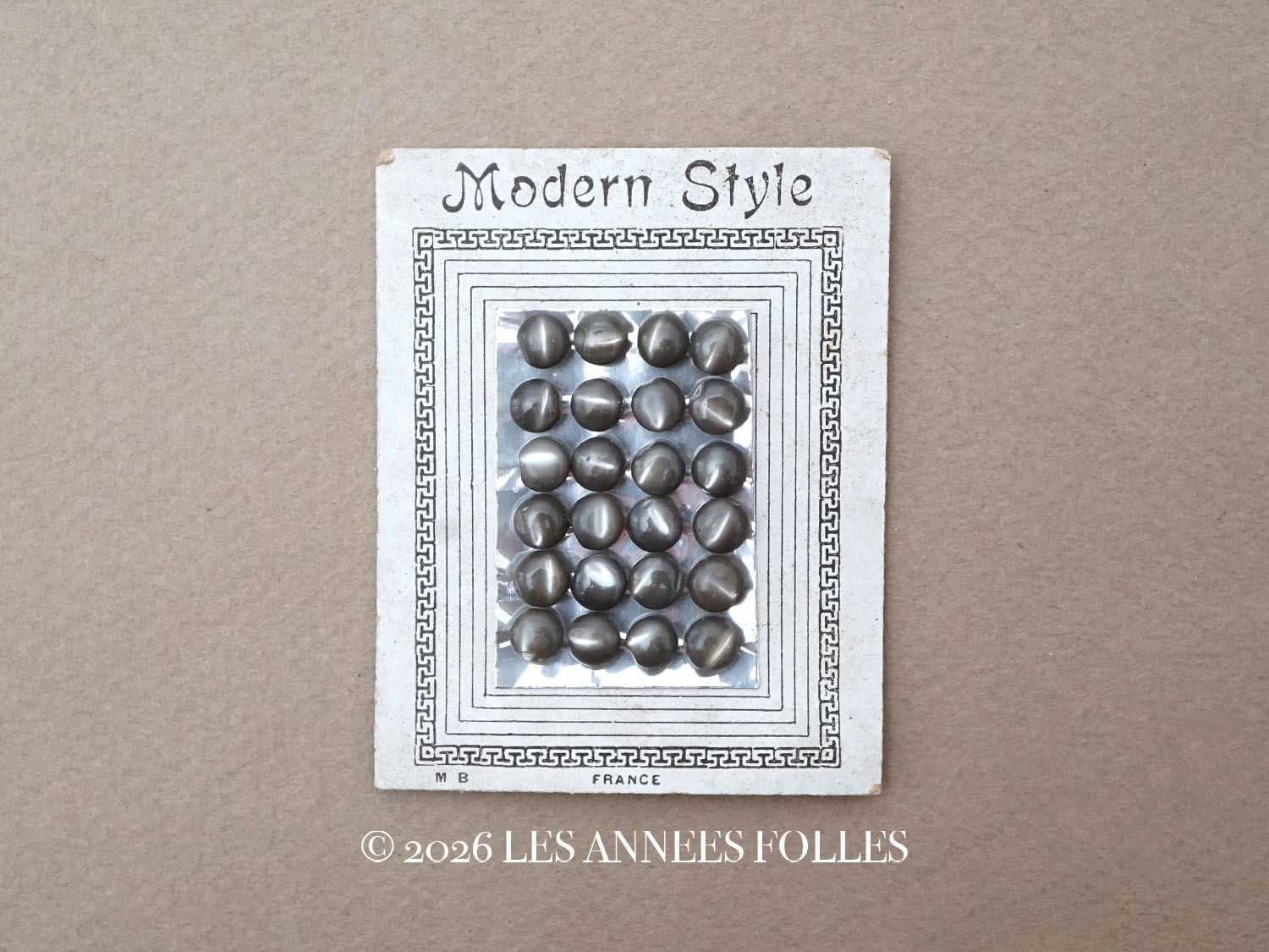 画像1: アンティーク マザーオブパール製 極小 ボタン 5mm 24ピース チャコールグレー シェルボタン (1)