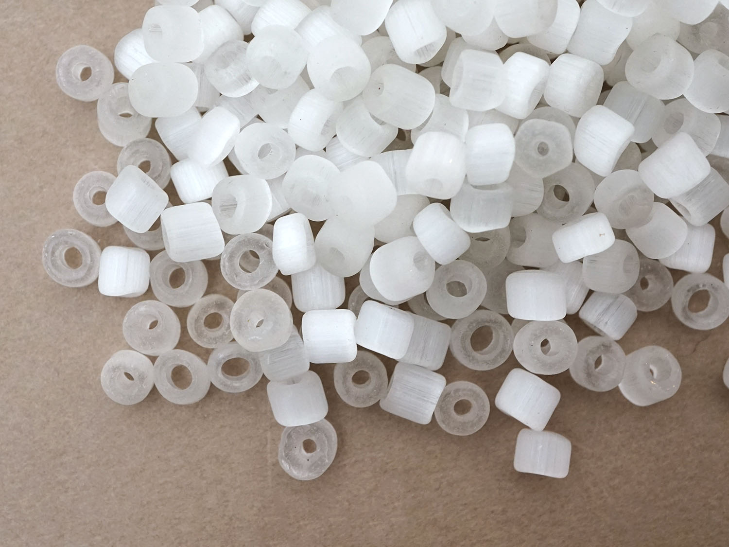 画像2: アンティーク 大粒 サティネビーズ ホワイト ガラスビーズ 約150ピースのセット (2)