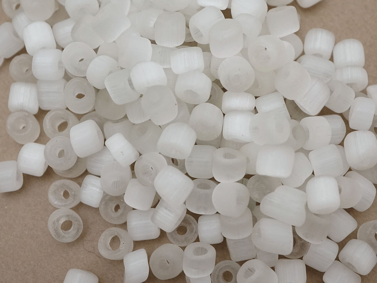 画像3: アンティーク 大粒 サティネビーズ ホワイト ガラスビーズ 約150ピースのセット (3)