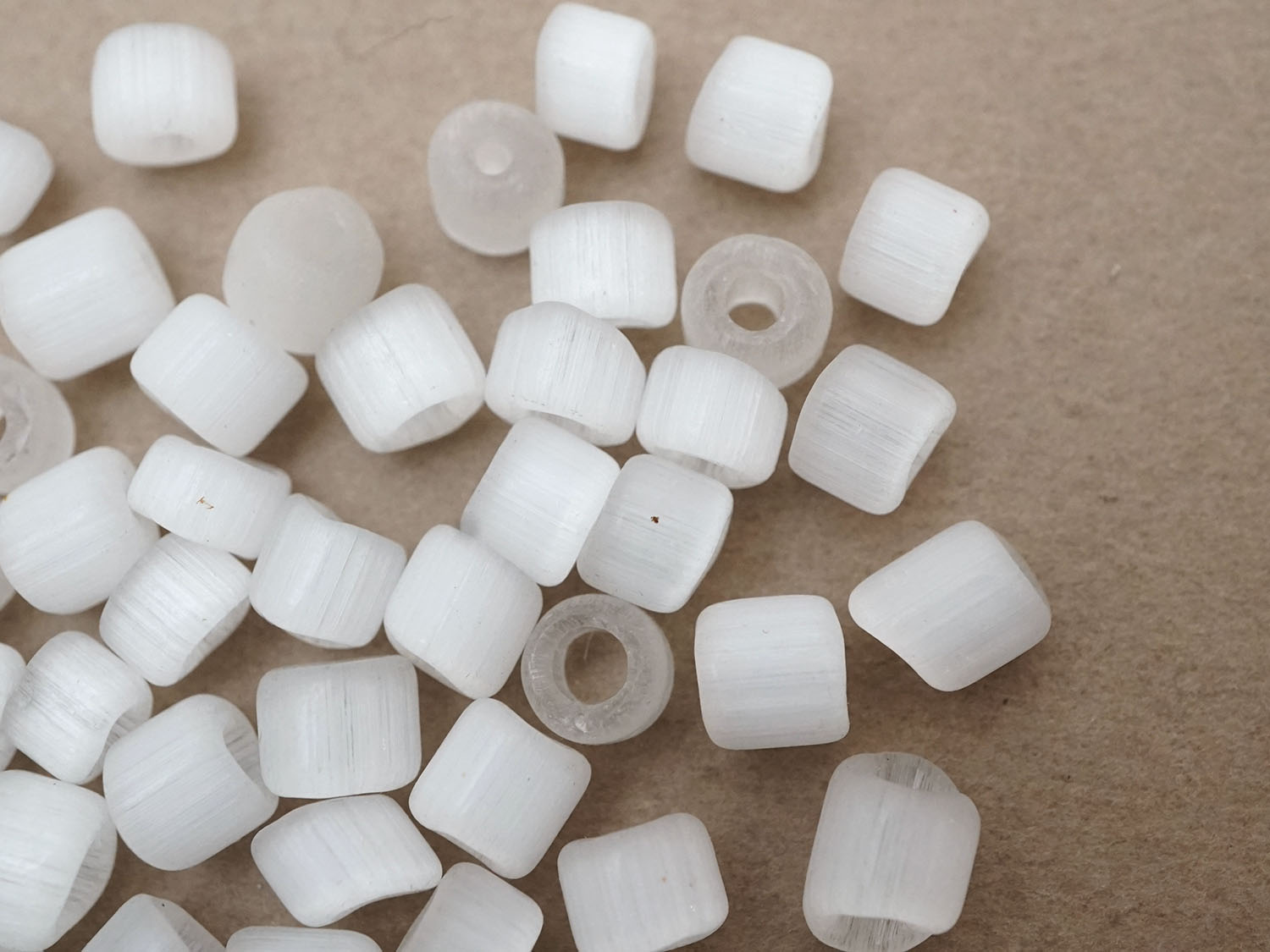 画像5: アンティーク 大粒 サティネビーズ ホワイト ガラスビーズ 約150ピースのセット (5)