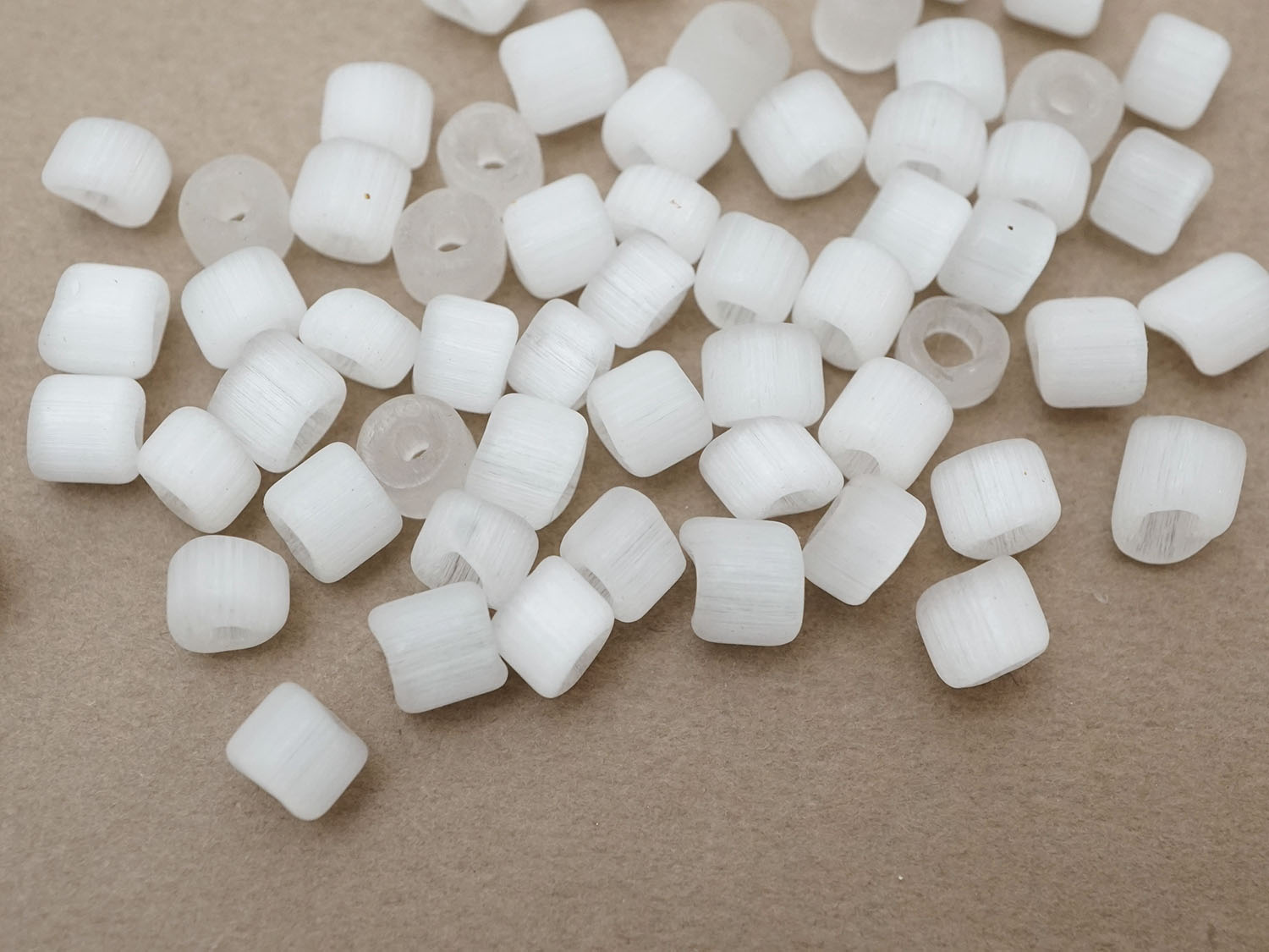 画像4: アンティーク 大粒 サティネビーズ ホワイト ガラスビーズ 約150ピースのセット (4)