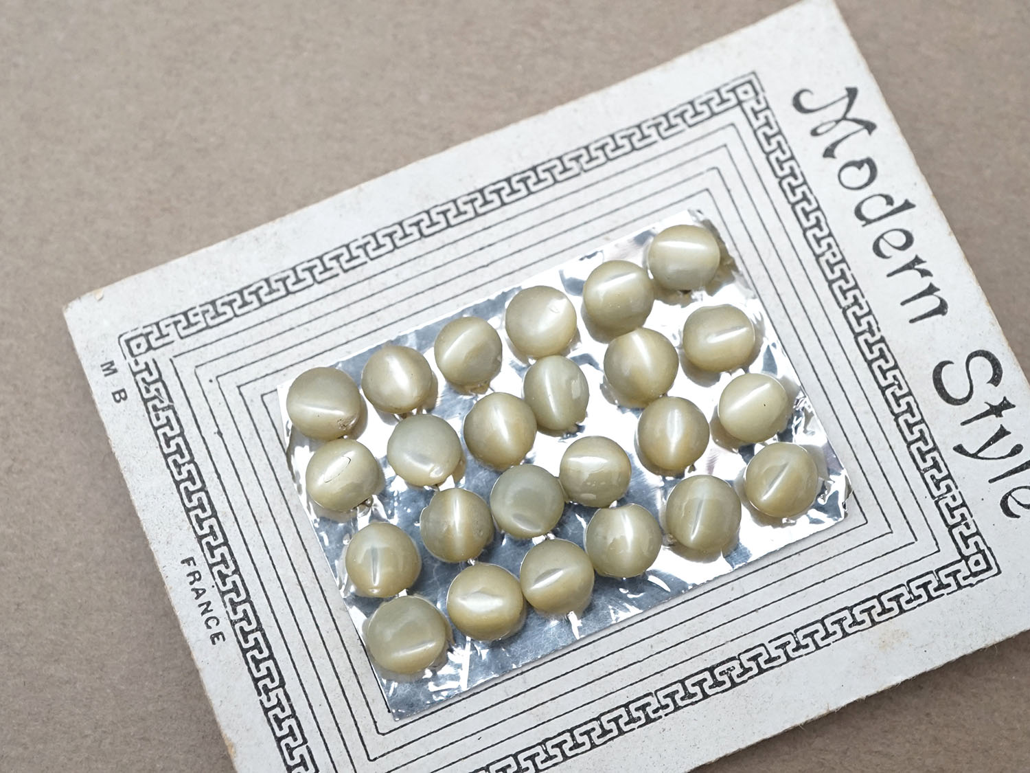 画像3: アンティーク マザーオブパール製 極小 ボタン 5mm 24ピース シェルボタン 枯草色 (淡いカーキ) (3)