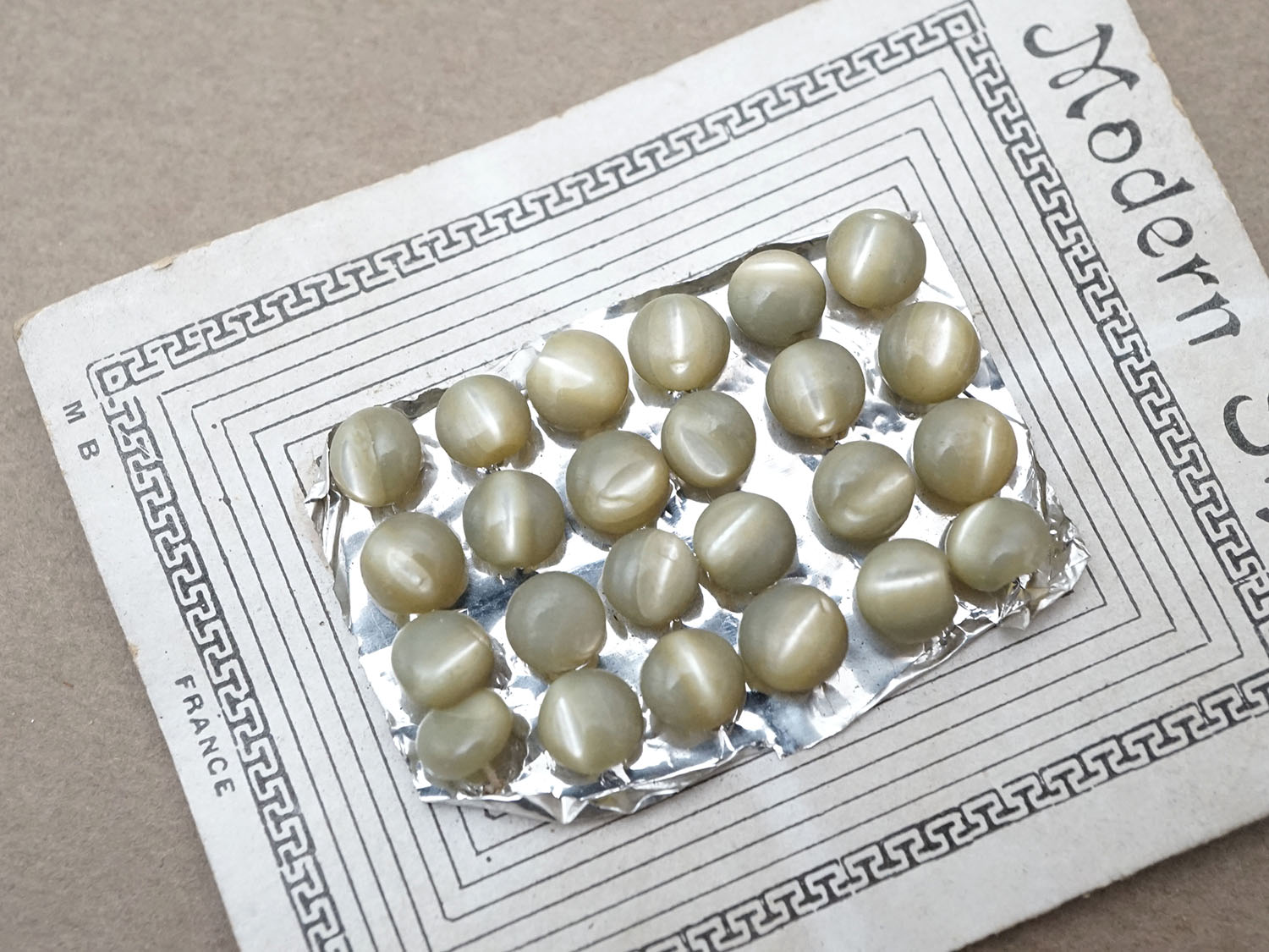 画像7: アンティーク マザーオブパール製 極小 ボタン 5mm 24ピース シェルボタン 枯草色 (淡いカーキ) (7)