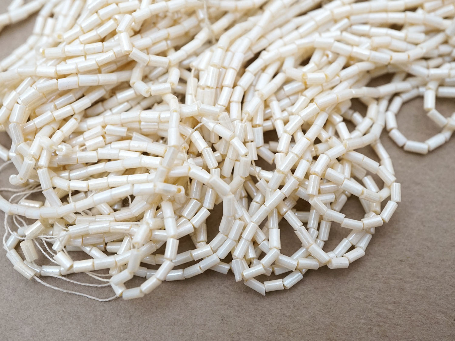 画像3: アンティーク シードビーズ 生成り エクリュ 1cm=4粒  (3)