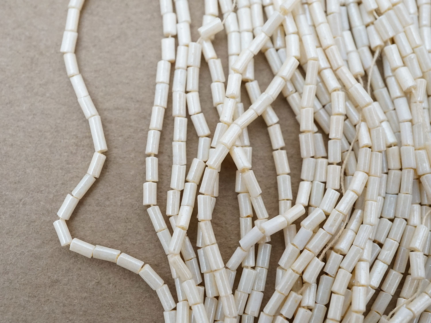 画像4: アンティーク シードビーズ 生成り エクリュ 1cm=4粒  (4)