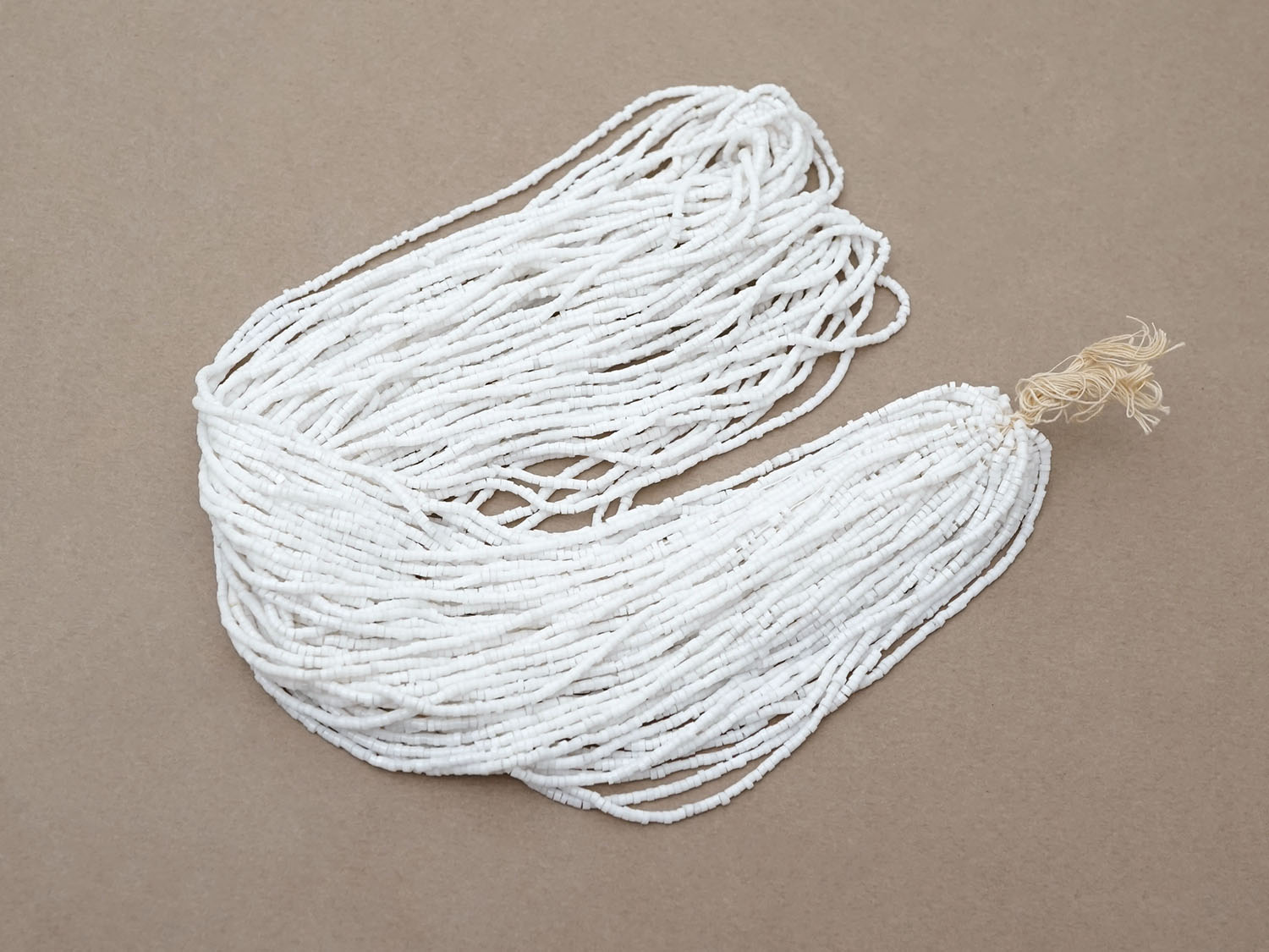 画像2: アンティーク ミルクガラス シードビーズ ホワイト 75〜78g 1粒=9〜9.5粒 (2)