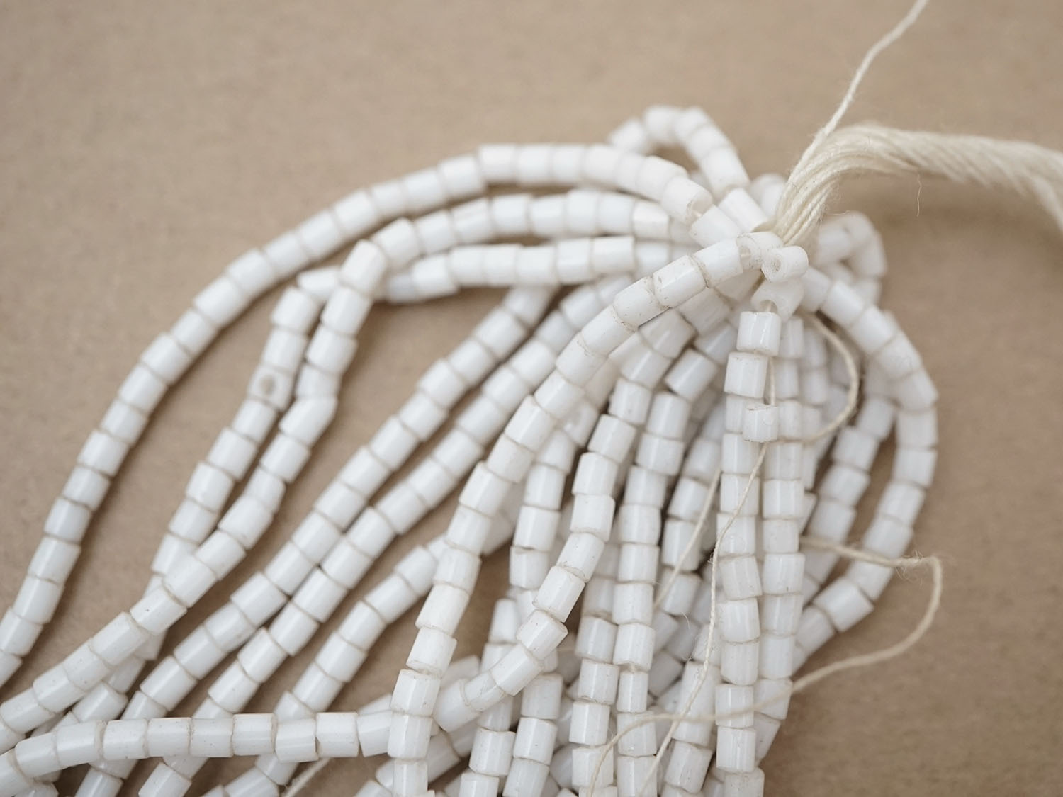 画像4: アンティーク グレイッシュホワイト シードビーズ  ガラス製 31〜35g (4)