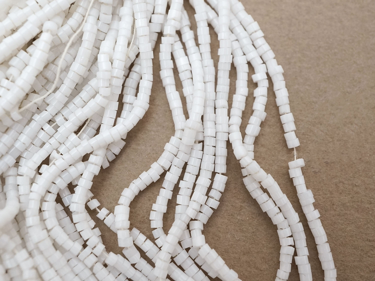 画像3: アンティーク ミルクガラス シードビーズ ホワイト 75〜78g 1粒=9〜9.5粒 (3)