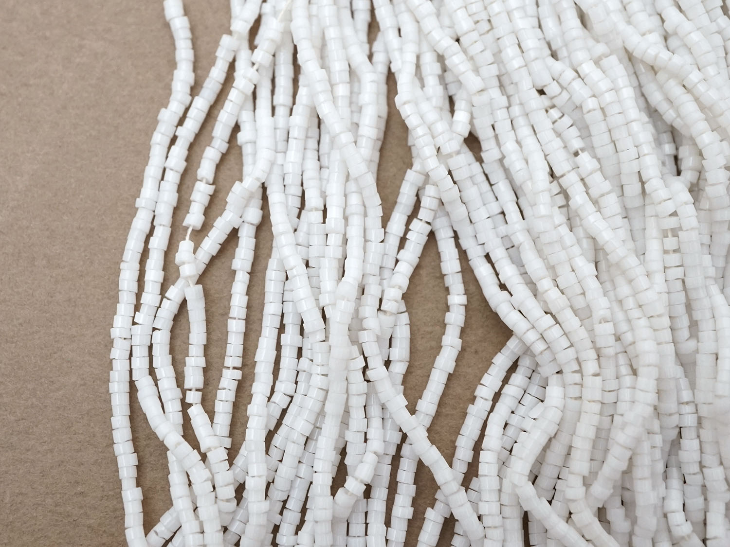 画像5: アンティーク ミルクガラス シードビーズ ホワイト 75〜78g 1粒=9〜9.5粒 (5)