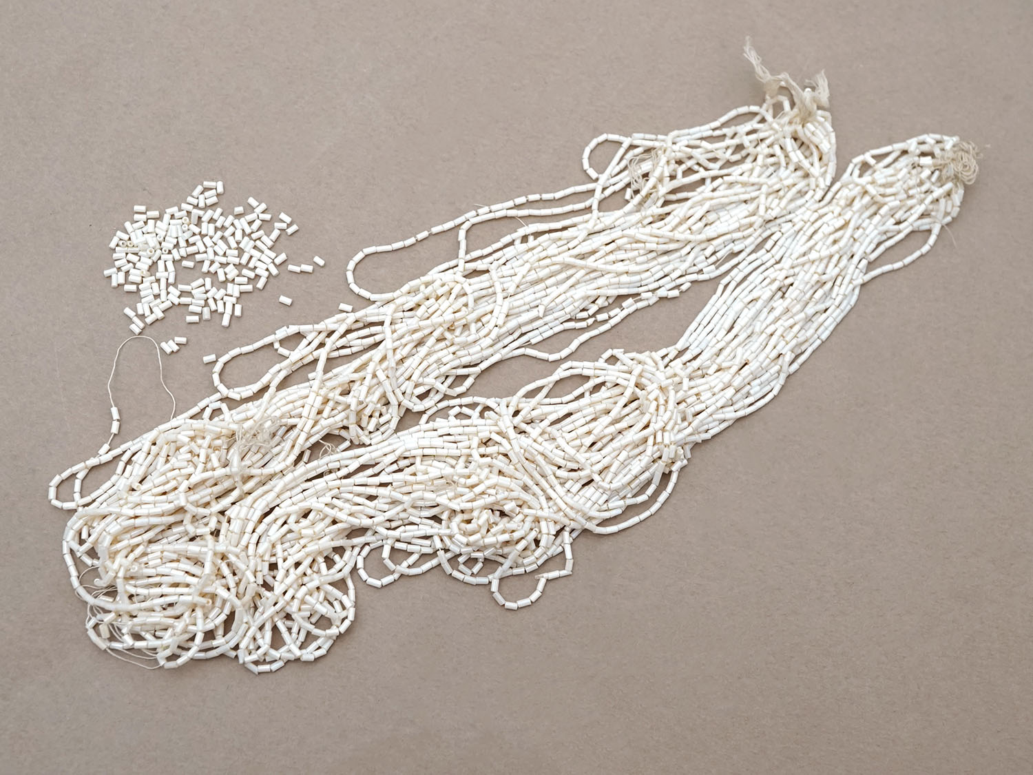 画像2: アンティーク シードビーズ 生成り エクリュ 1cm=4粒  (2)