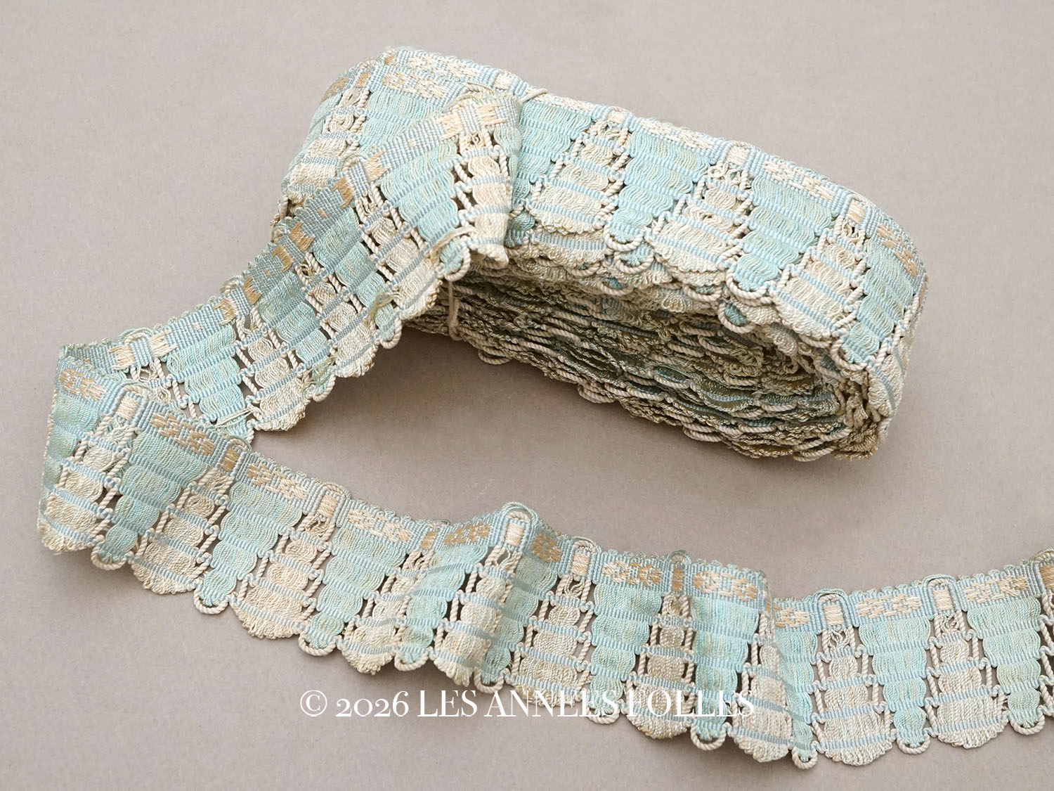 画像1: ＊蚤の市セット＊19世紀末 アンティーク  パスマントリー 淡いブルー＆オフホワイト (1)