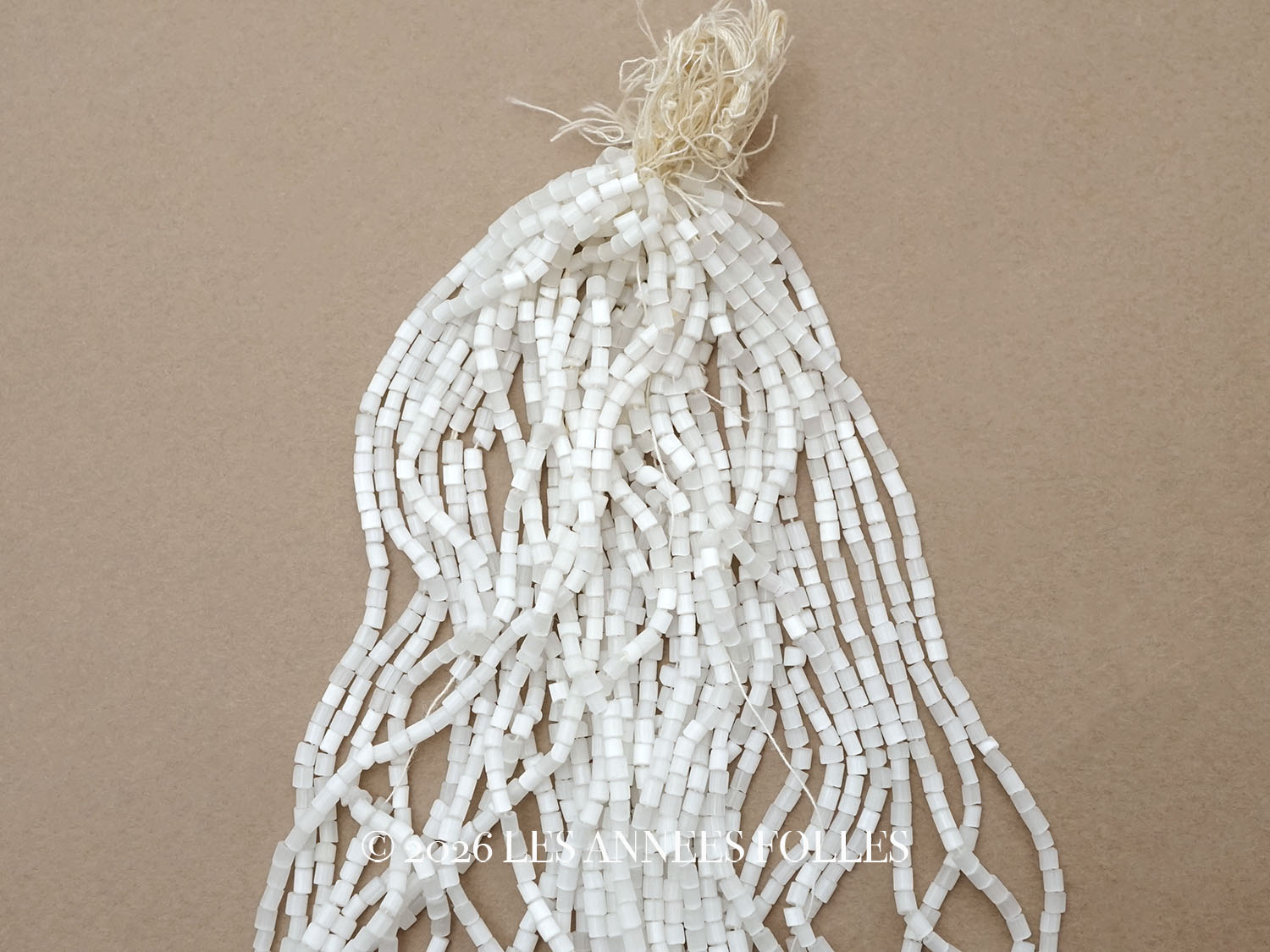 画像1: アンティーク ガラス製 サティネビーズ グレイッシュホワイト 1cm=3.5〜4粒  (1)