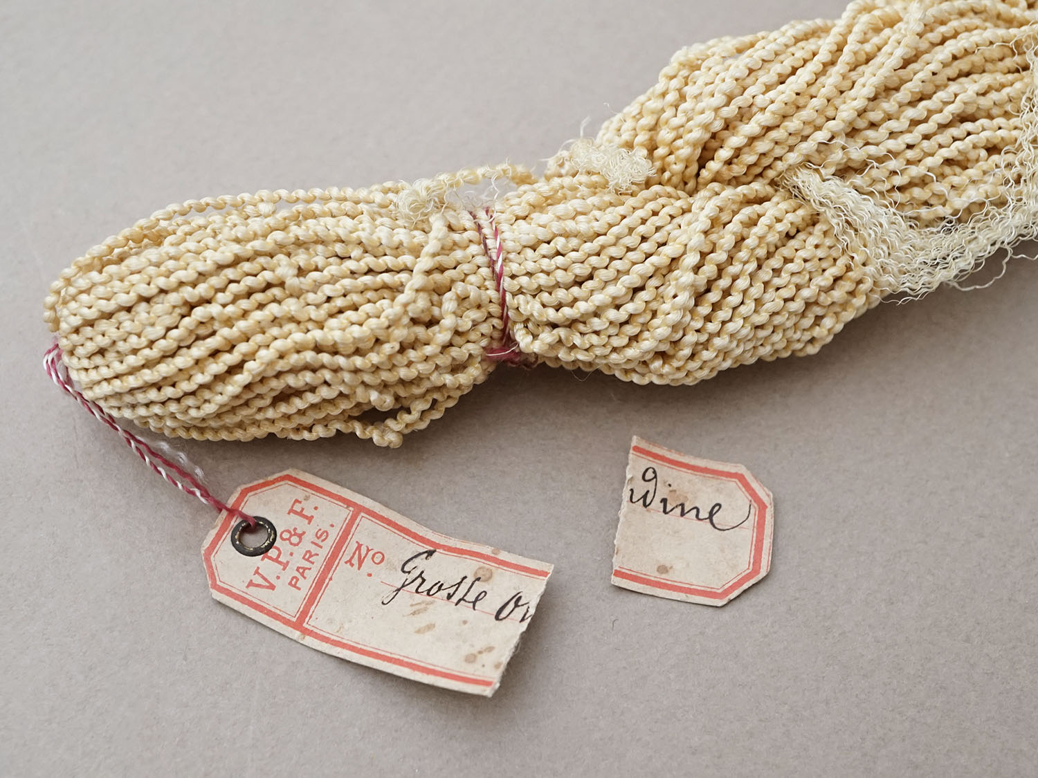 画像1: 19世紀末アンティーク 紐 スモーキーイエロー  1mm幅  (1)