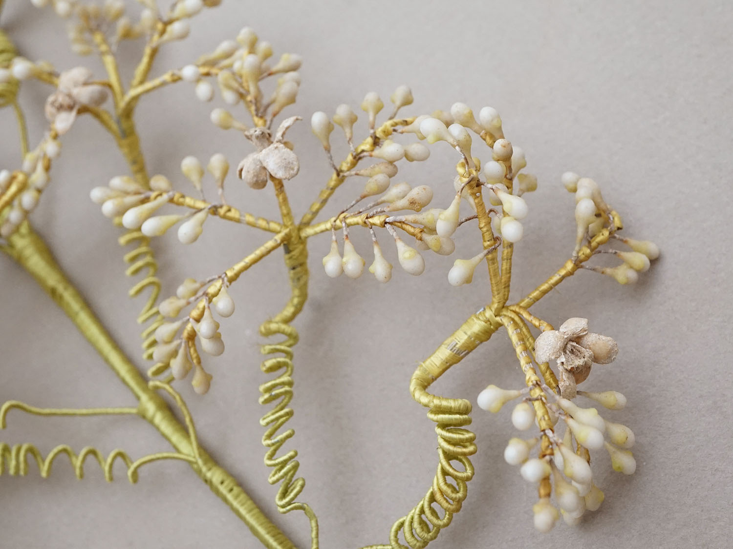 画像7: ＊蚤の市＊19世紀末 アンティーク クロス型 ワックスフラワーのブーケ 結婚式 ウェディング (7)