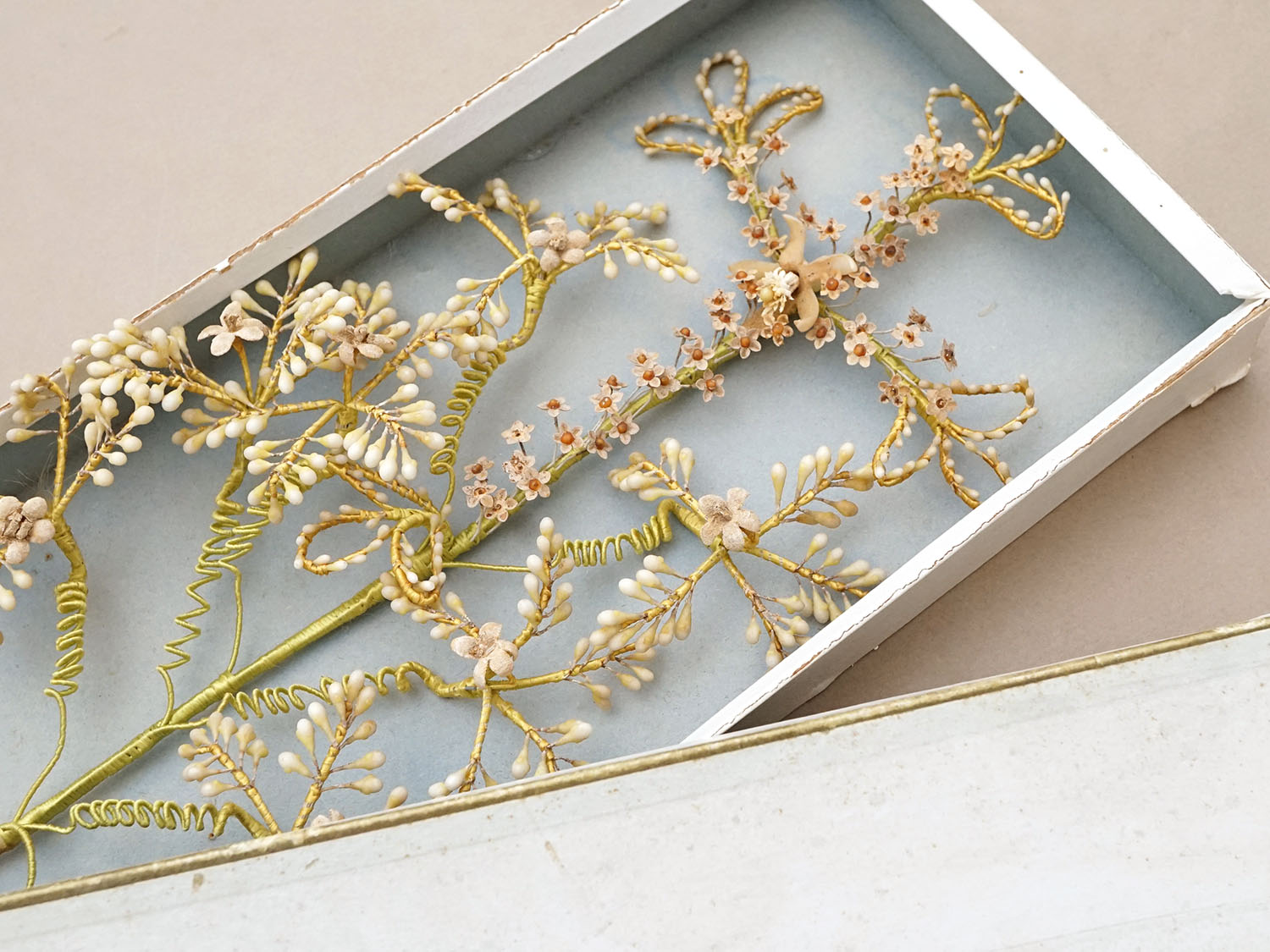 画像10: ＊蚤の市＊19世紀末 アンティーク クロス型 ワックスフラワーのブーケ 結婚式 ウェディング (10)