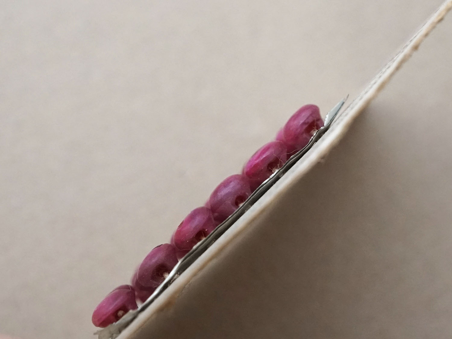 画像4: アンティーク マザーオブパール製 極小 ボタン 5mm 24ピース シェルボタン ボルドー (4)